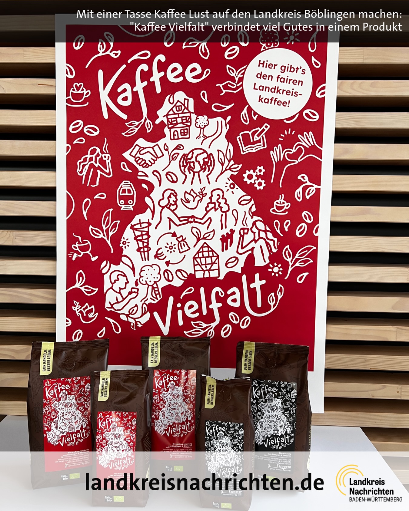 Dieser Alternativtext wurde KI-generiert: Ein farbenfrohes, handgezeichnetes Bild mit Kaffeebohnen und Pflanzenmotiven. Darunter stehen mehrere Packungen Kaffee auf einer Holzoberfläche.