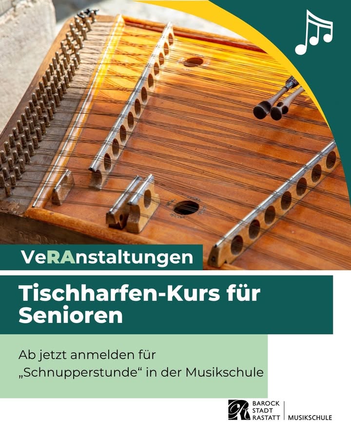 Nahaufnahme einer Tischharfe mit Saiten und Resonanzlöchern, darüber ein Musiknotensymbol. Text: „Veranstaltungen: Tischharfen-Kurs für Senioren. Ab jetzt anmelden für ‚Schnupperstunde‘ in der Musikschule.“ Unten Logo der Musikschule Barock Stadt Rastatt. (KI-Alternativtext)