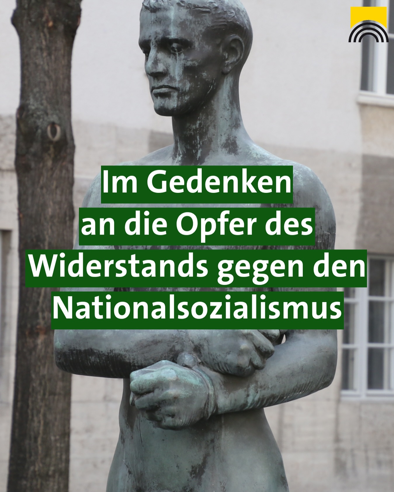 Eine Statue einer Person ist zu sehen. Darauf befindet sich ein Schriftzug: 'Im Gedenken an die Opfer des Widerstands gegen den Nationalsozialismus'.
