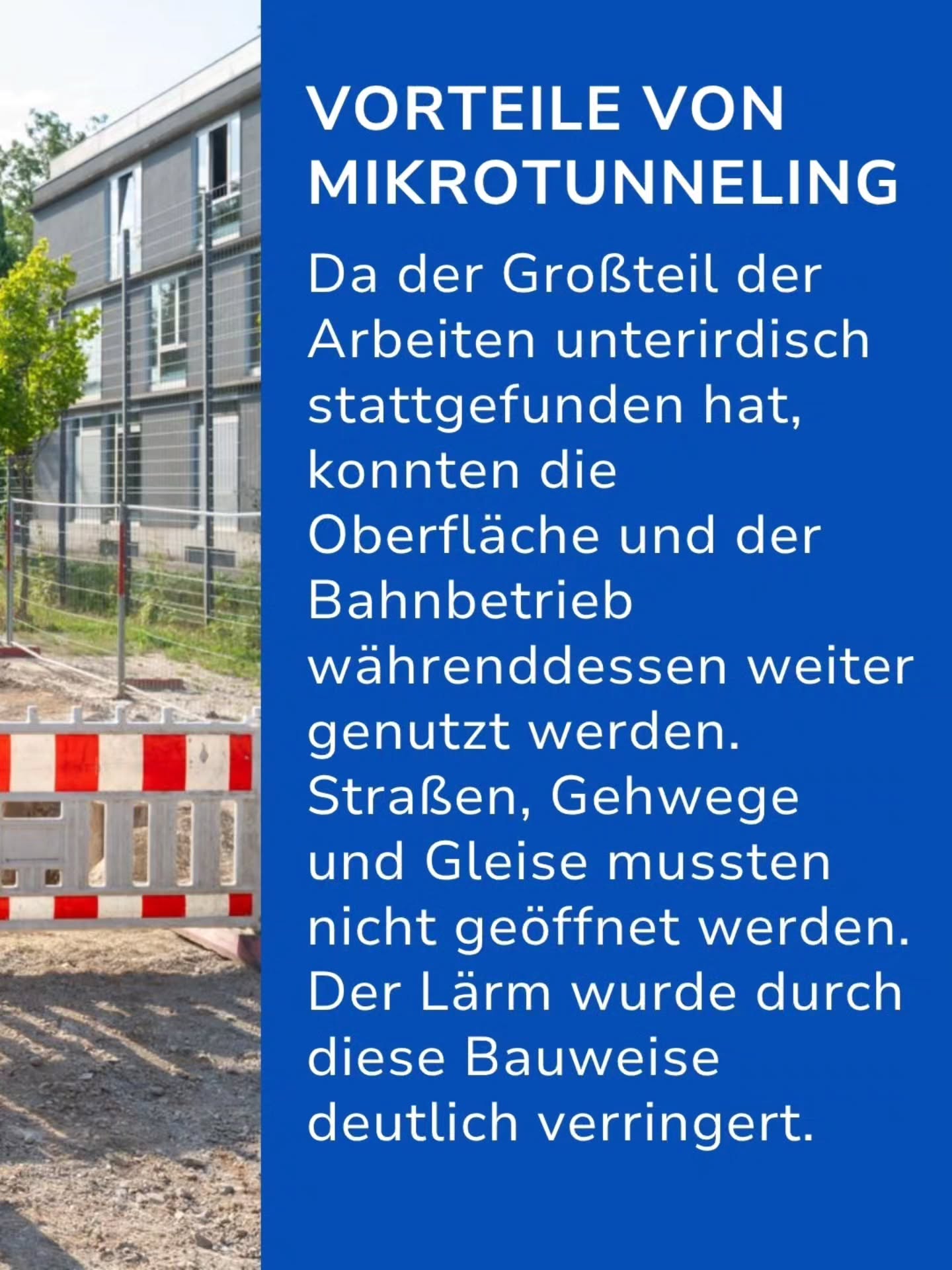 Links ist eine Baustelle mit einem Gebäude und einer rot-weißen Absperrung zu sehen. Rechts befindet sich auf blauem Hintergrund der Text „VORTEILE VON MIKROTUNNELING“. Der Text erläutert, dass durch die unterirdische Bauweise der Oberflächenverkehr und Bahnbetrieb weiterlaufen konnten, keine Straßen oder Gleise geöffnet werden mussten und der Lärm reduziert wurde. (KI-Alternativtext)