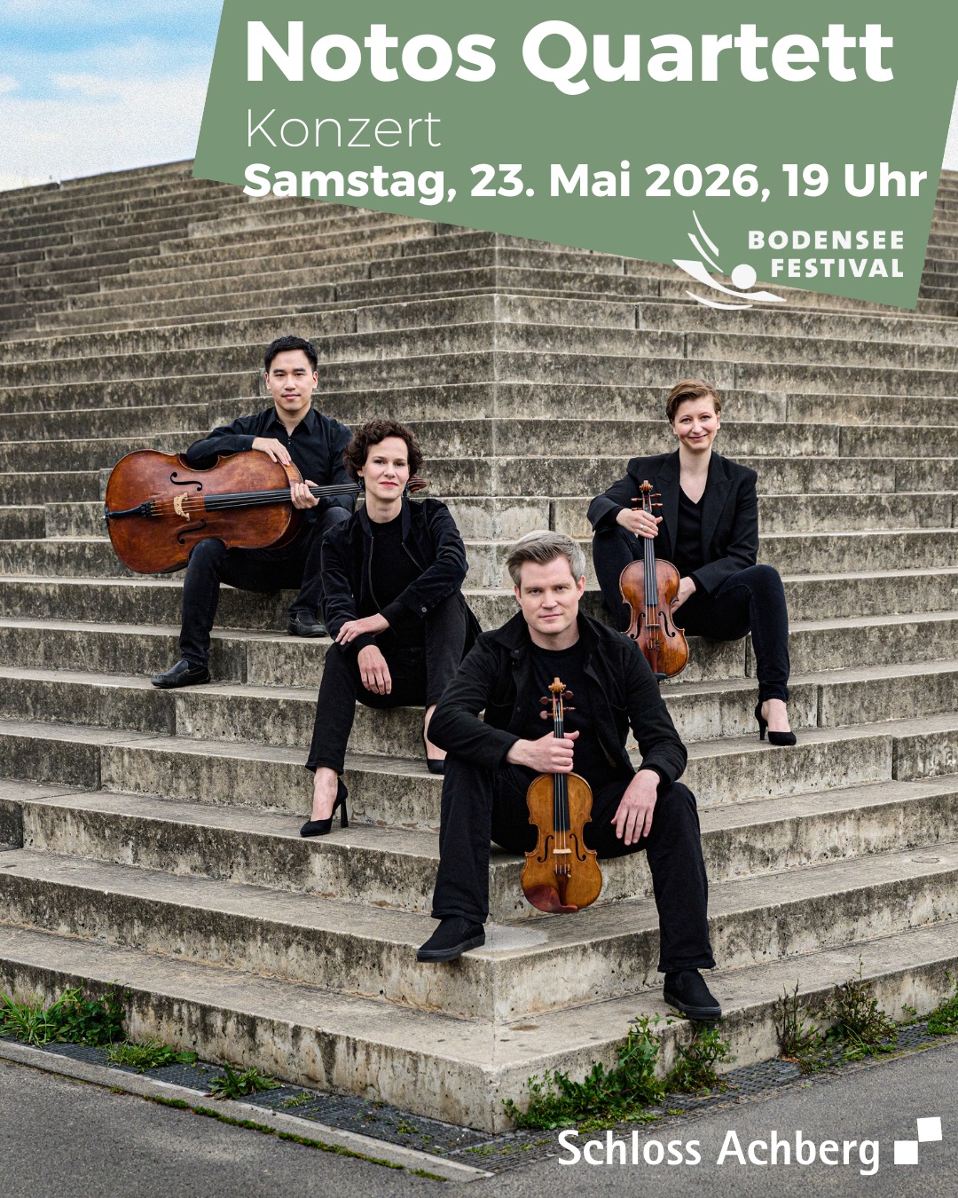 Dieser Alternativtext wurde KI-generiert: Ein farbenfrohes Plakat kündigt ein Konzert am Samstag, den 23. Mai 2026 um 19 Uhr an. Vier Personen mit Streichinstrumenten sitzen auf einer Steintreppe vor einer Burg.