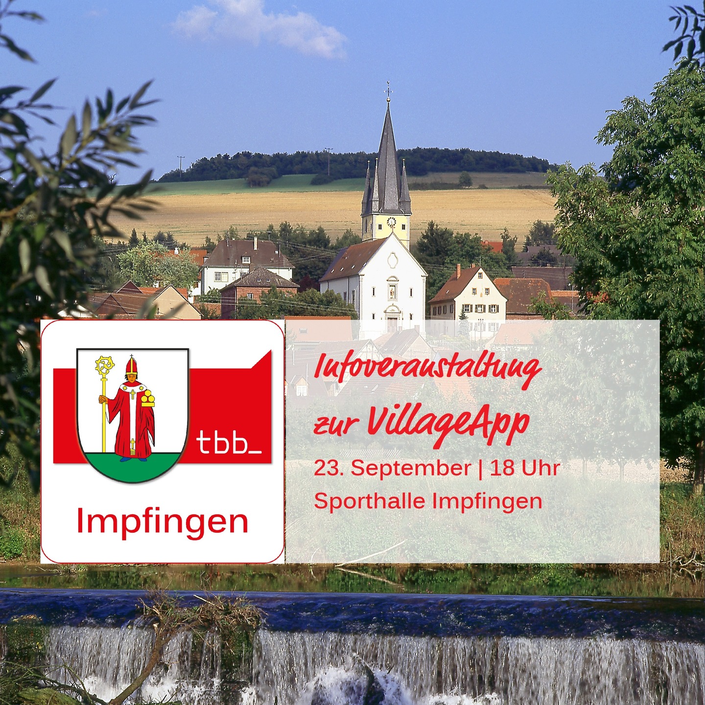 Dieser Alternativtext wurde KI-generiert: Eine ländliche Szene mit einer Kirche und Häusern im Hintergrund. Im Vordergrund befindet sich ein Werbeplakat für eine Informationsveranstaltung zur VillageApp.