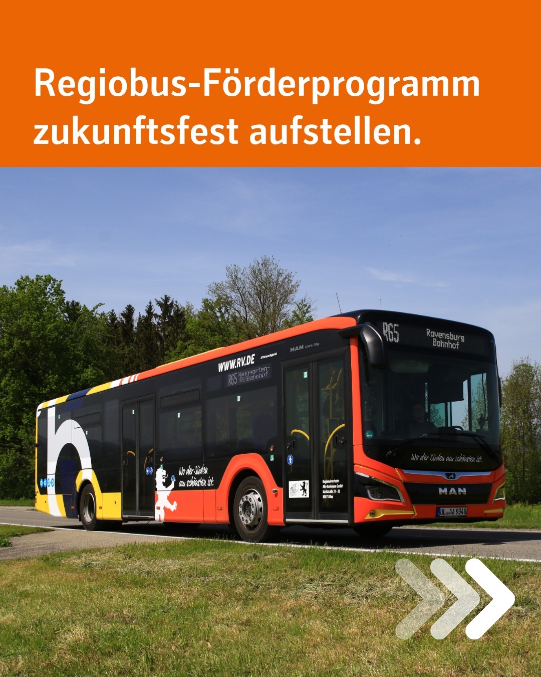 Zu sehen ist ein Regiobus des Landkreises. Bildtext: Regiobus-Förderprogramm zukunftsfest aufstellen.