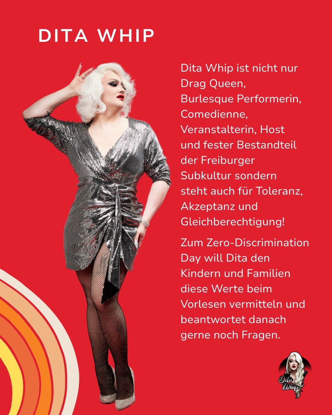 Dieser Alternativtext wurde KI-generiert: Schwarz-Weiß-Foto einer Person in einem glitzernden, dunklen Kleid, das auf einem roten Hintergrund steht. Text erklärt, dass die Person eine Drag Queen, Performerin und Verfechterin von Toleranz ist.