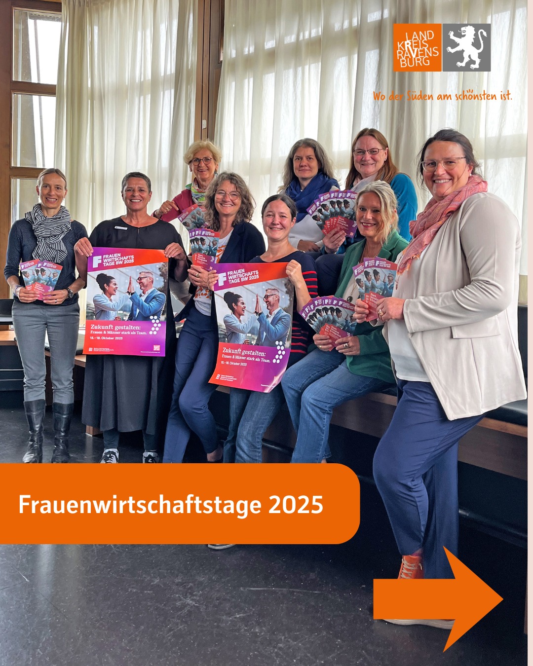 Dieser Alternativtext wurde KI-generiert: Eine Gruppe von Menschen steht und sitzt vor einem Fenster und hält Banner und Broschüren. Das Bild ist farbig und enthält Texte und Logos.