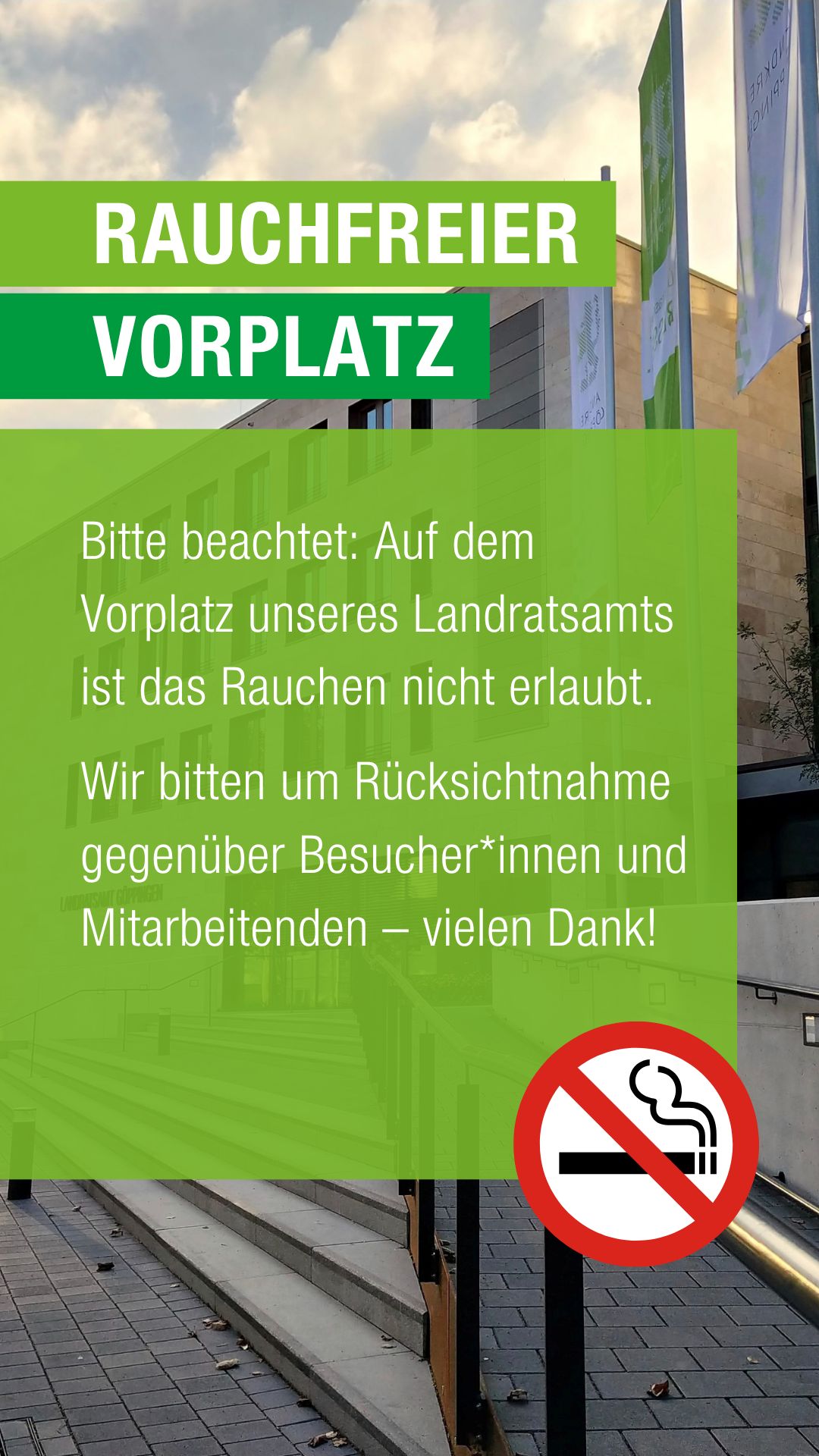 Ein grünes Schild mit weißem Text informiert über ein Rauchverbot auf einem Vorplatz. Ein entsprechendes Verbotssymbol ist ebenfalls abgebildet.