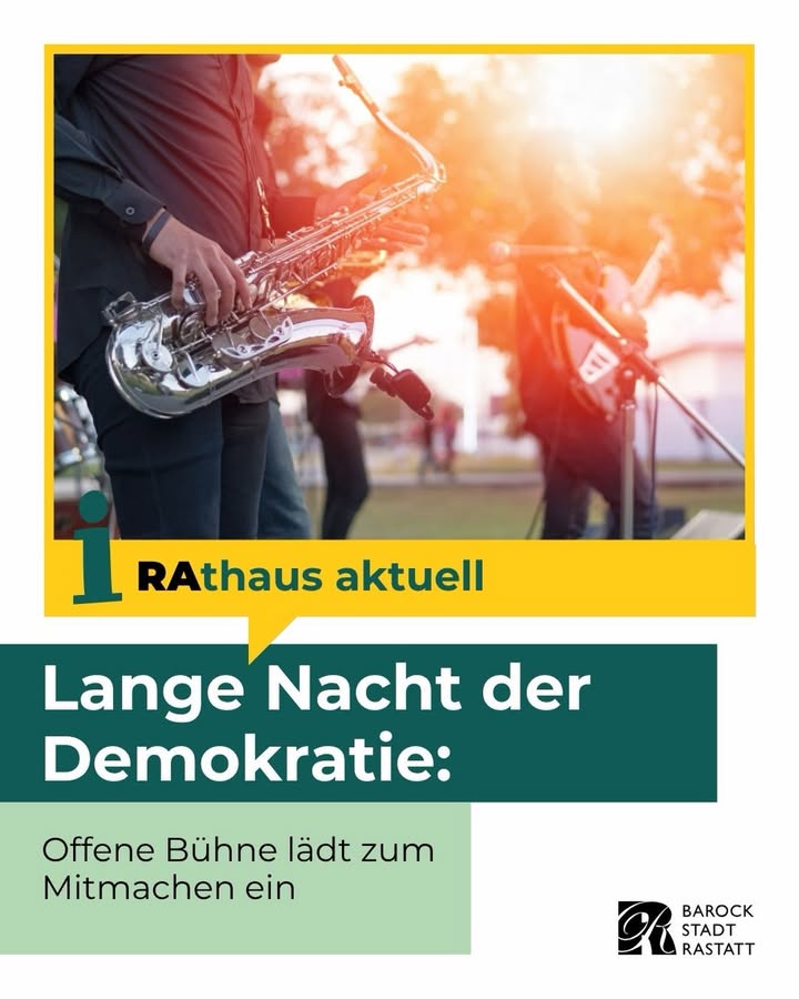 Eine Person spielt im Freien Saxophon, im Hintergrund sind weitere Musiker und Mikrofone erkennbar. Ein gelber Balken zeigt den Text "Rathaus aktuell". Darunter steht in grünen Feldern "Lange Nacht der Demokratie: Offene Bühne lädt zum Mitmachen ein" sowie das Logo der Barockstadt Rastatt. (KI-Alternativtext)