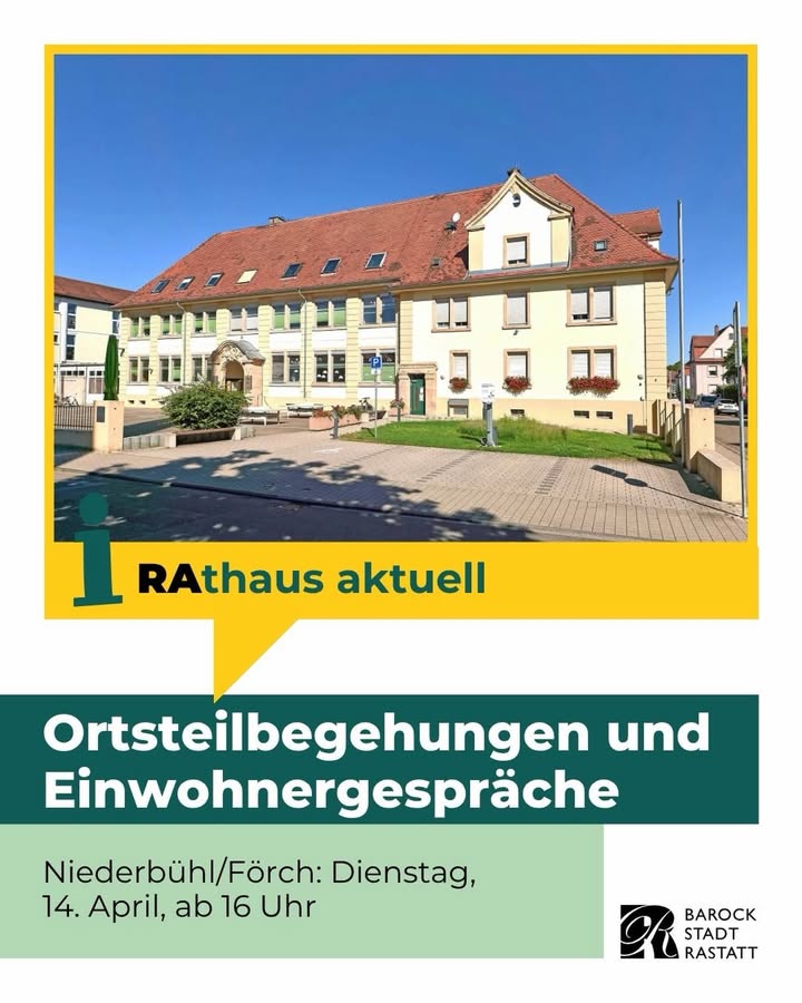 Dieser Alternativtext wurde KI-generiert: Ein Gebäude mit einem roten Dach und hellem Putz ist im Bild zu sehen.  Darunter befindet sich ein Werbeplakat für eine Veranstaltung mit Informationen zu Datum und Ort.