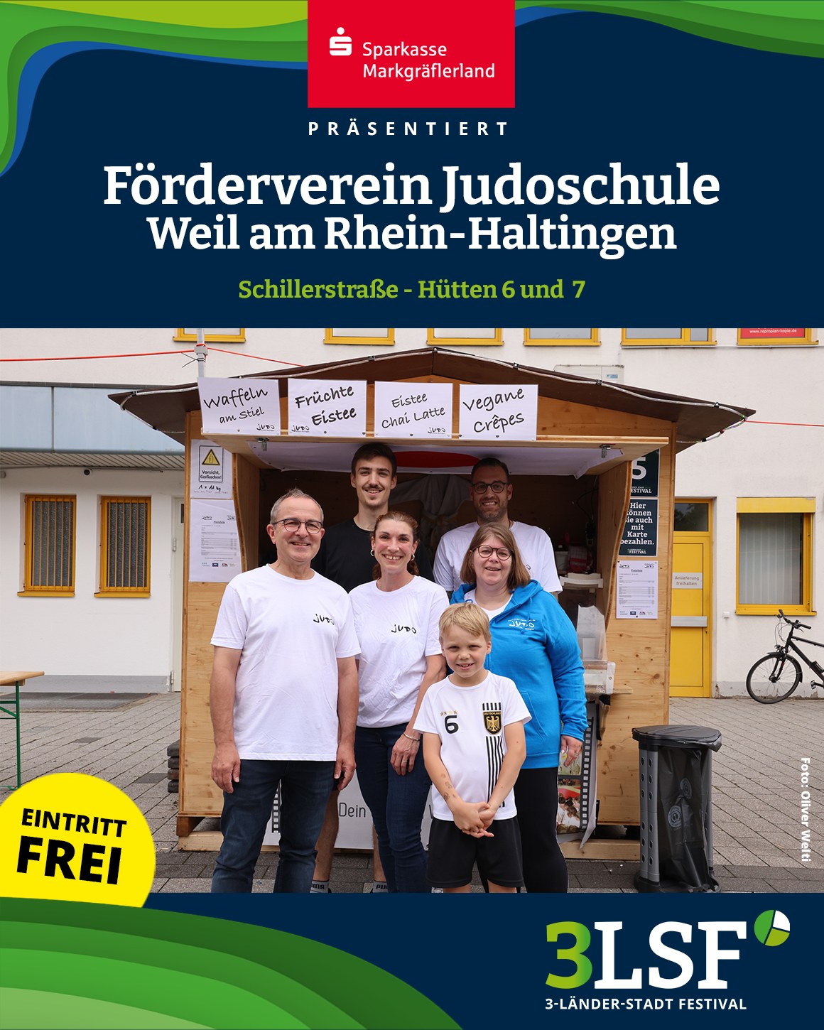 Dieser Alternativtext wurde KI-generiert: Ein farbiges Bild zeigt eine Gruppe von Personen vor einem Geschäft mit Speisen und Getränken. Im Hintergrund ist ein Fahrrad und ein Mülleimer zu sehen.