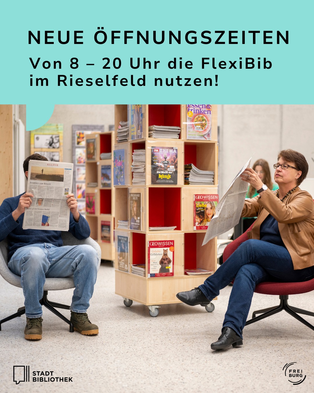 Dieser Alternativtext wurde KI-generiert: Innenaufnahme einer Bibliothek mit Regalen voller Bücher und Zeitschriften. Mehrere Personen sitzen oder stehen und lesen.