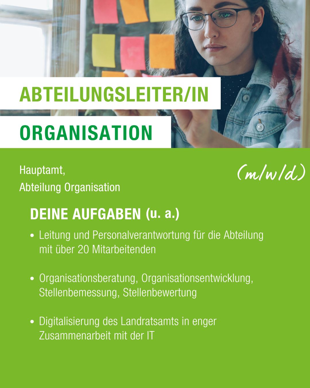 Dieser Alternativtext wurde KI-generiert: Ein farbiges Bild zeigt einen Teil einer Werbeanzeige für eine Stelle als Abteilungsleiter/in für Organisation. Der Text beinhaltet Aufgabenbeschreibungen und Kontaktinformationen.