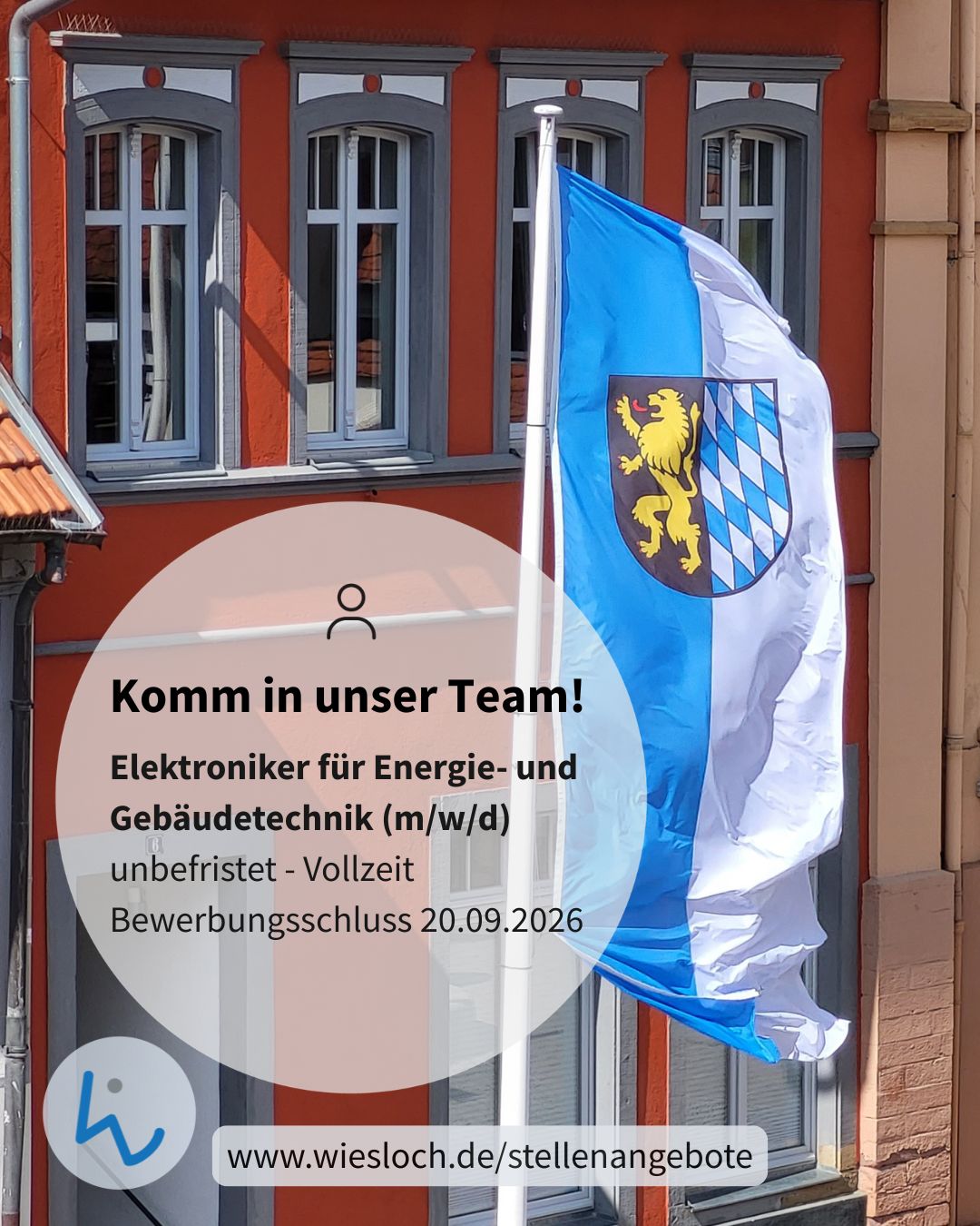 Stellenausschreibung vor einem roten Gebäude mit der Flagge von Wiesloch. Der Text lautet: "Komm in unser Team! Elektroniker für Energie- und Gebäudetechnik (m/w/d) unbefristet - Vollzeit Bewerbungsschluss 20.09.2026". Unten steht die Webadresse www.wiesloch.de/stellenangebote. (KI-Alternativtext)