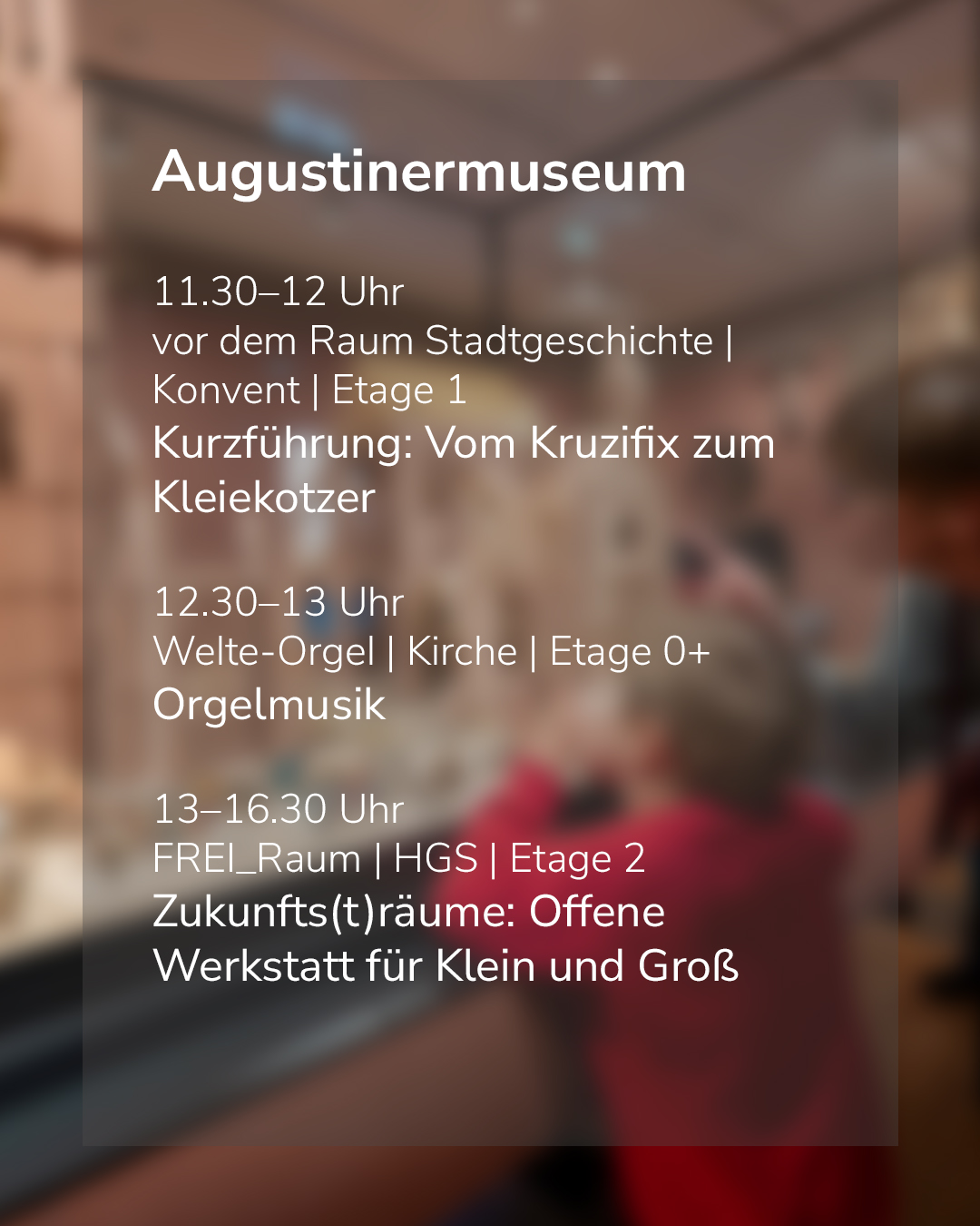 Dieser Alternativtext wurde KI-generiert: Ein schwarz-weißes Foto zeigt einen Veranstaltungshinweis mit Zeitangaben und Raumbezeichnungen. Der Text informiert über verschiedene Führungen und Veranstaltungen in einem Museum.