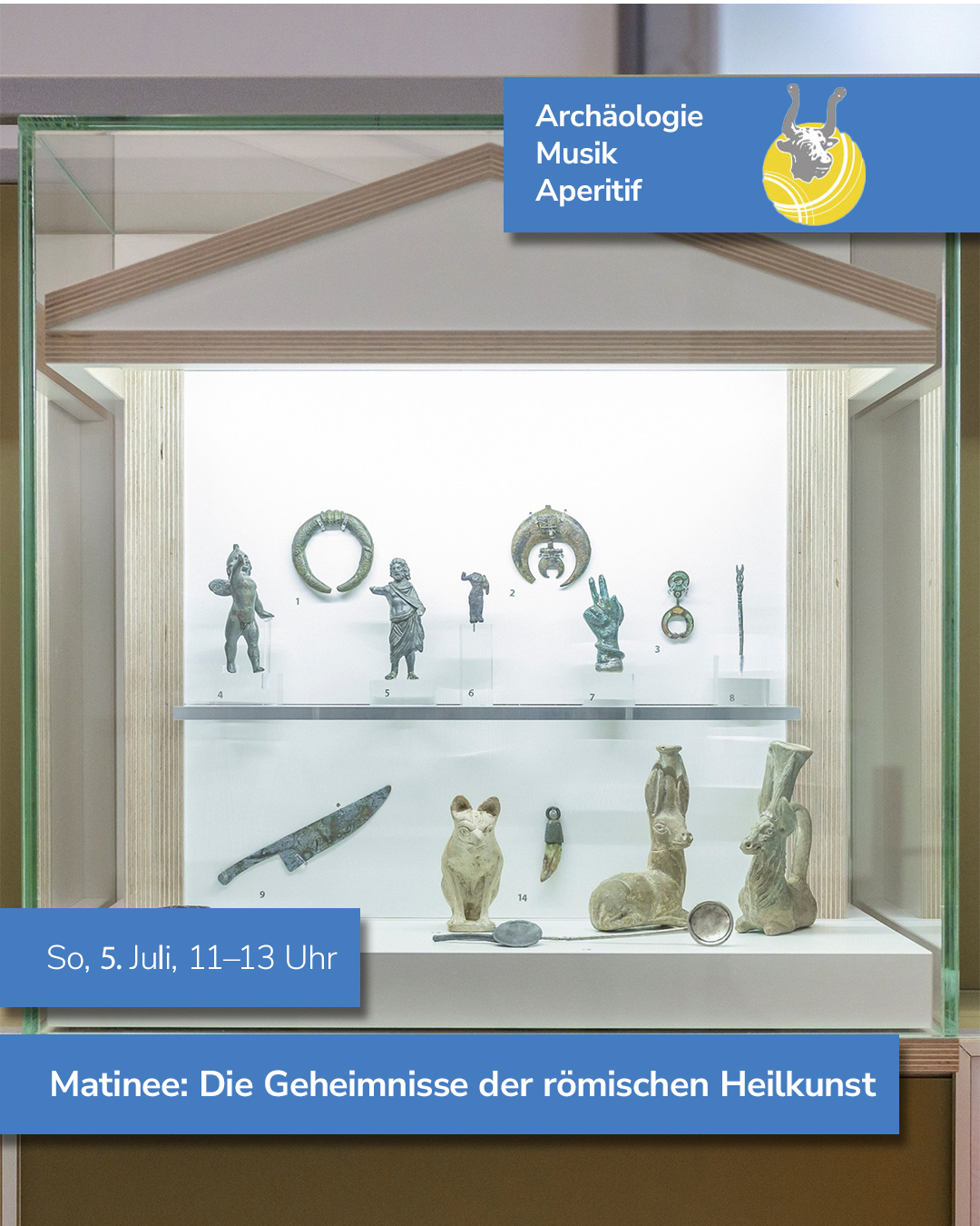 Glasvitrine mit verschiedenen römischen Artefakten wie Statuen und Werkzeugen. Oben rechts steht "Archäologie Musik Aperitif". Unten links ist der Termin "So, 5. Juli, 11–13 Uhr" und unten der Titel "Matinee: Die Geheimnisse der römischen Heilkunst". (KI-Alternativtext)
