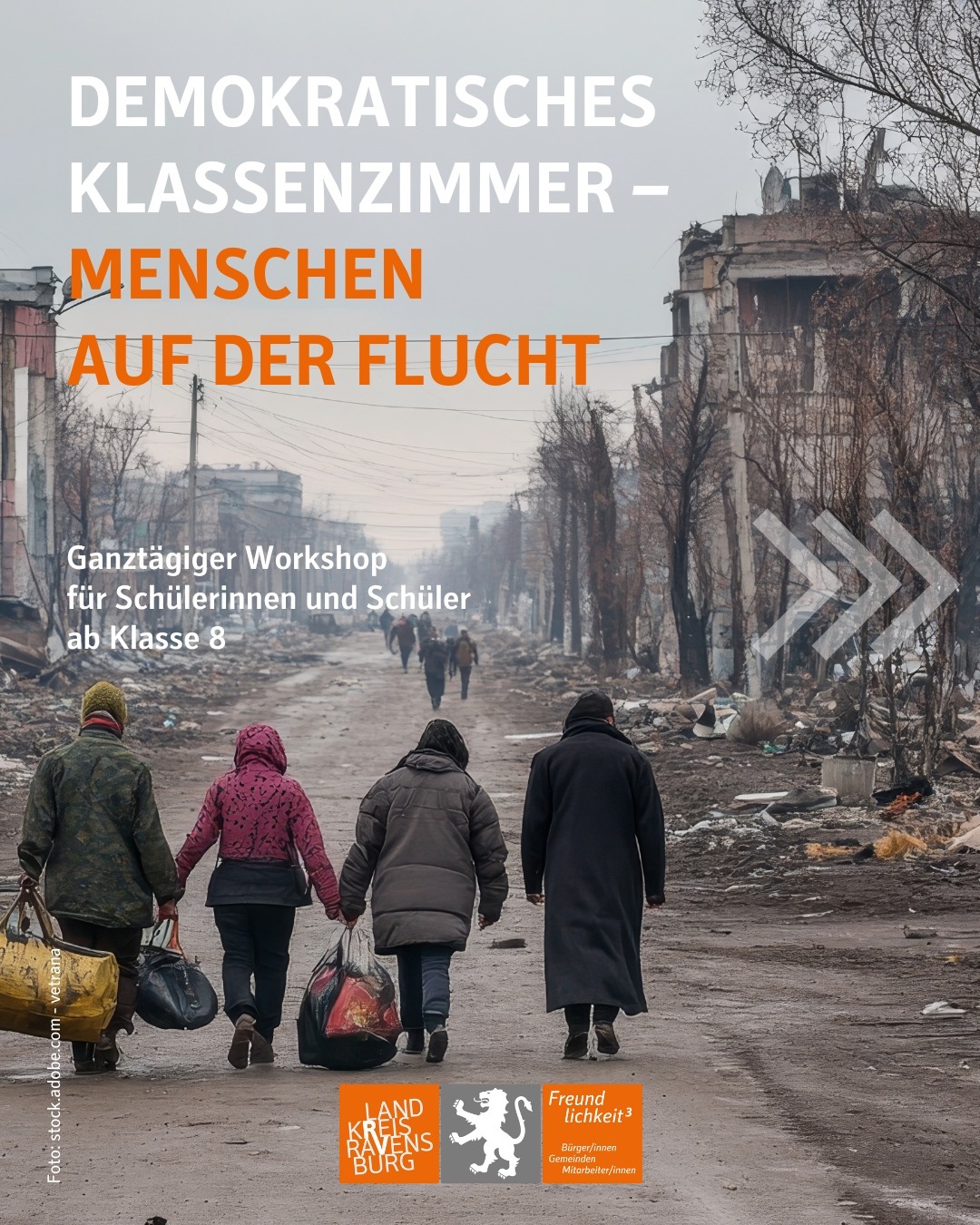 Das Foto zeigt mehrere Personen von hinten, die eine Straße entlanggehen. Im Hintergrund sind zerstörte Gebäude sichtbar.