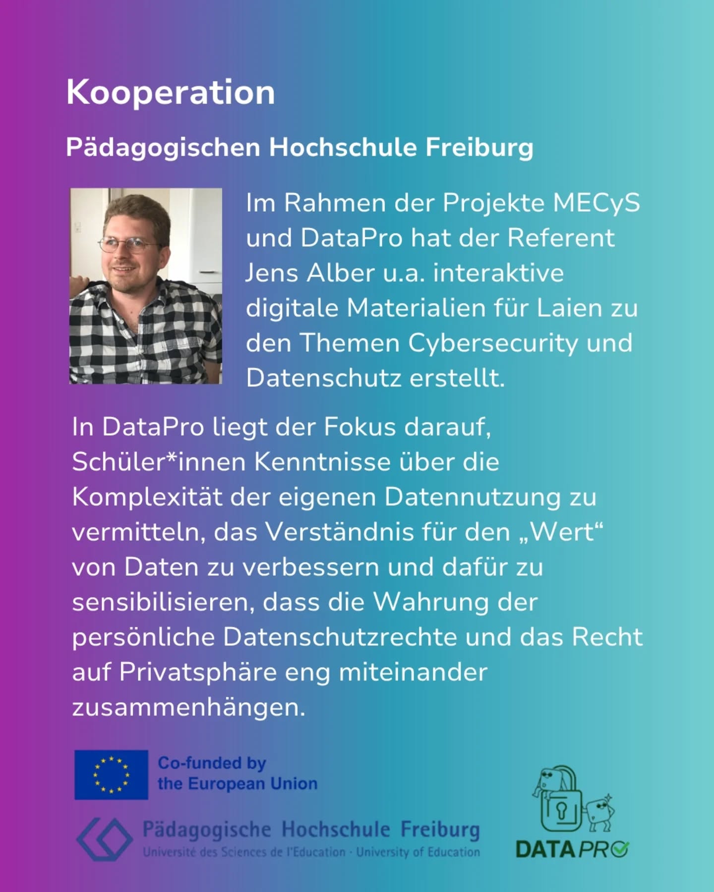 Dieser Alternativtext wurde KI-generiert: Schwarz-weißes Porträt einer Person mit Brille und kariertem Hemd. Darunter befindet sich Text über ein Projekt zur Vermittlung von Wissen über Datenschutz und Datensicherheit.