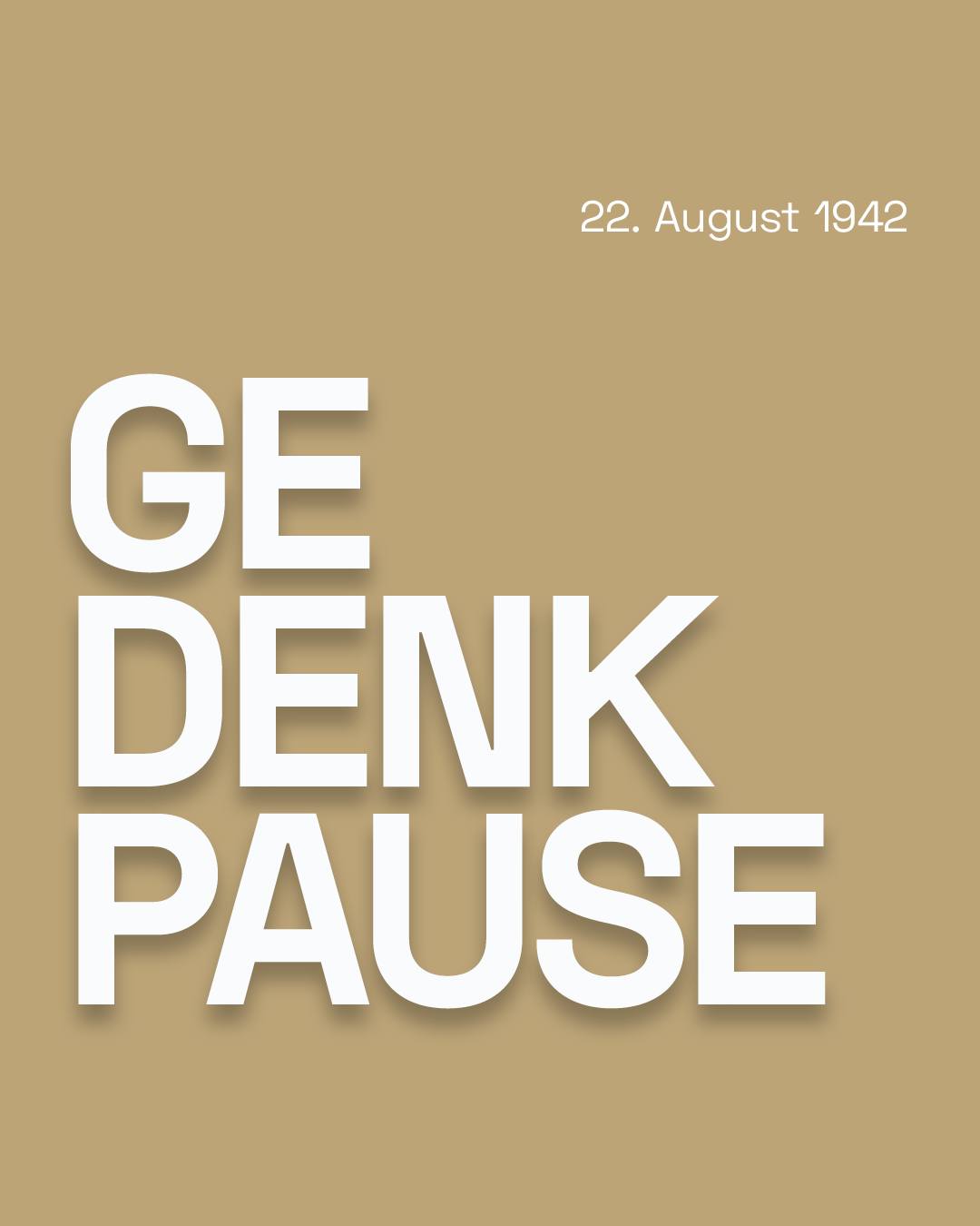 Auf einem beige-braunen Hintergrund steht oben rechts das Datum „22. August 1942“. Links daneben ist in großen weißen Buchstaben der Schriftzug „GE DENK PAUSE“ vertikal angeordnet. (KI-Alternativtext)