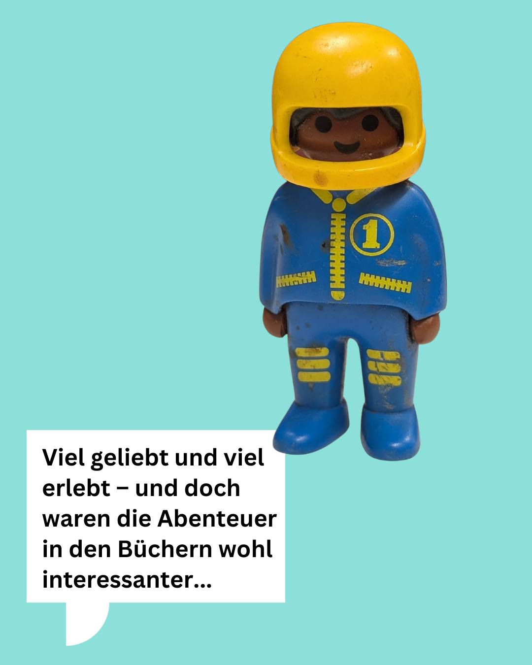 Dieser Alternativtext wurde KI-generiert: Eine blaue Spielfigur mit einem gelben Helm steht vor einem hellblauen Hintergrund. Unterhalb der Figur befindet sich ein Textfeld mit einer Textnachricht.