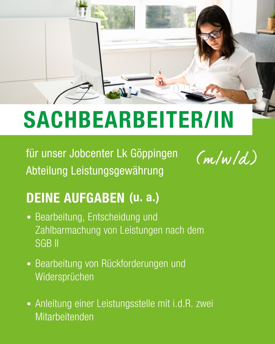 Dieser Alternativtext wurde KI-generiert: Ein farbiges Plakat mit Text und einem Schreibtisch im Hintergrund. Es handelt sich um eine Stellenanzeige für eine Position im Jobcenter.