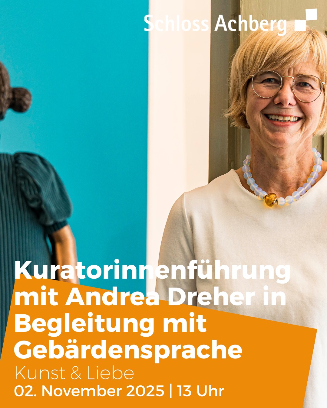 Dieser Alternativtext wurde KI-generiert: Ein farbiges Plakat kündigt eine Führung mit Gebärdensprache an. Eine Person mit kurzen Haaren lächelt in das Bild hinein.