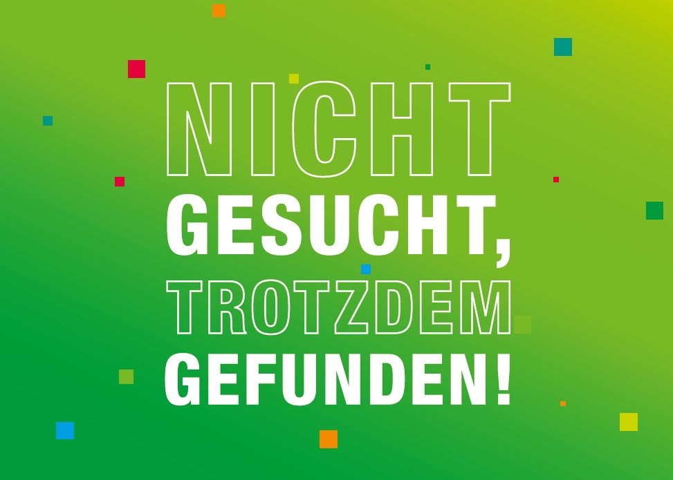 Großer weißer Text auf grünem Hintergrund lautet: „NICHT GESUCHT, TROTZDEM GEFUNDEN!“. Die Wörter „NICHT“ und „TROTZDEM“ sind als Umriss, die anderen als fette Schrift dargestellt. Bunte kleine Quadrate zieren den Hintergrund. (KI-Alternativtext)