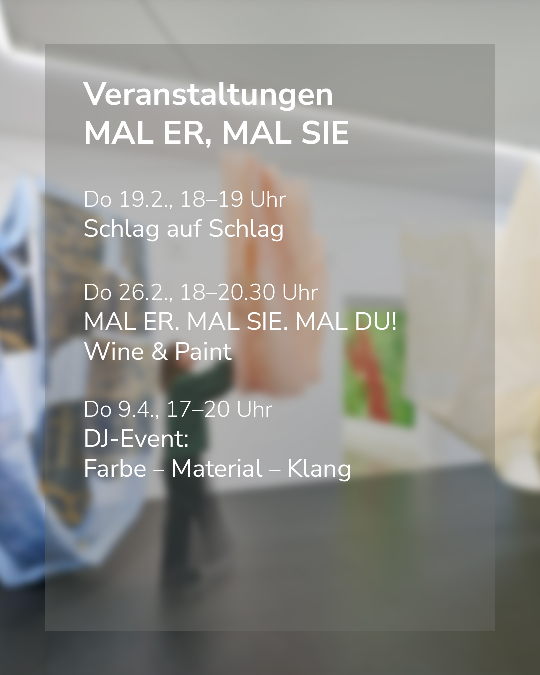 Dieser Alternativtext wurde KI-generiert: Dieses Bild zeigt Veranstaltungshinweise mit Daten und Uhrzeiten. Der Hintergrund ist unscharf und in Blautönen gehalten, die Schrift ist weiß.