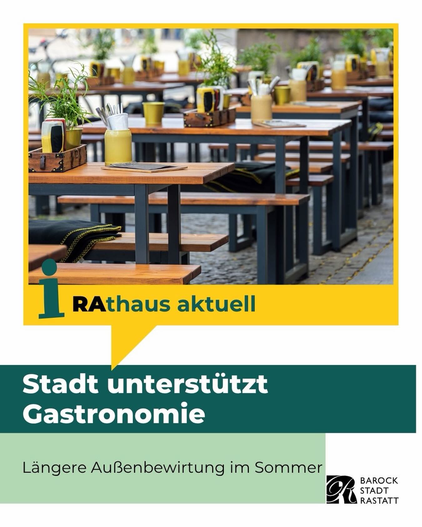 Leere Holztische und Bänke einer Außenbewirtung mit Pflanzen und Besteckkästen. Darunter der Schriftzug „Rathaus aktuell: Stadt unterstützt Gastronomie – Längere Außenbewirtung im Sommer“ und das Logo der Stadt Barockstadt Rastatt. (KI-Alternativtext)