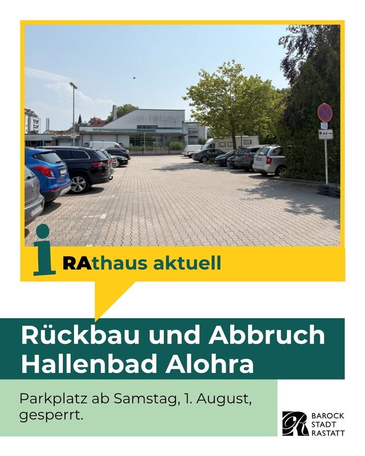 Ein Parkplatz mit geparkten Autos und einem Gebäude im Hintergrund. Darunter steht in einem gelben Balken „Rathaus aktuell“. Der grüne Textblock lautet „Rückbau und Abbruch Hallenbad Alohra“ und unten steht „Parkplatz ab Samstag, 1. August, gesperrt.“ Rechts unten befindet sich das Logo der Barockstadt Rastatt. (KI-Alternativtext)