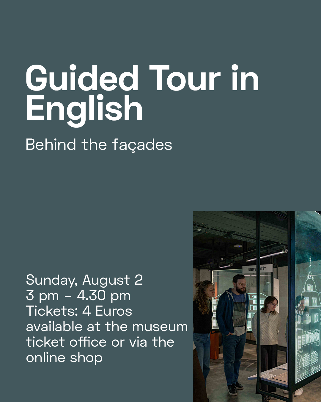 Plakat mit der Überschrift "Guided Tour in English" und dem Untertitel "Behind the façades". Es listet den Termin Sonntag, 2. August, 15 bis 16:30 Uhr, den Preis von 4 Euro und den Verkauf an der Museumskasse oder online auf. Rechts unten schauen drei Personen auf eine Vitrine mit architektonischen Zeichnungen. (KI-Alternativtext)