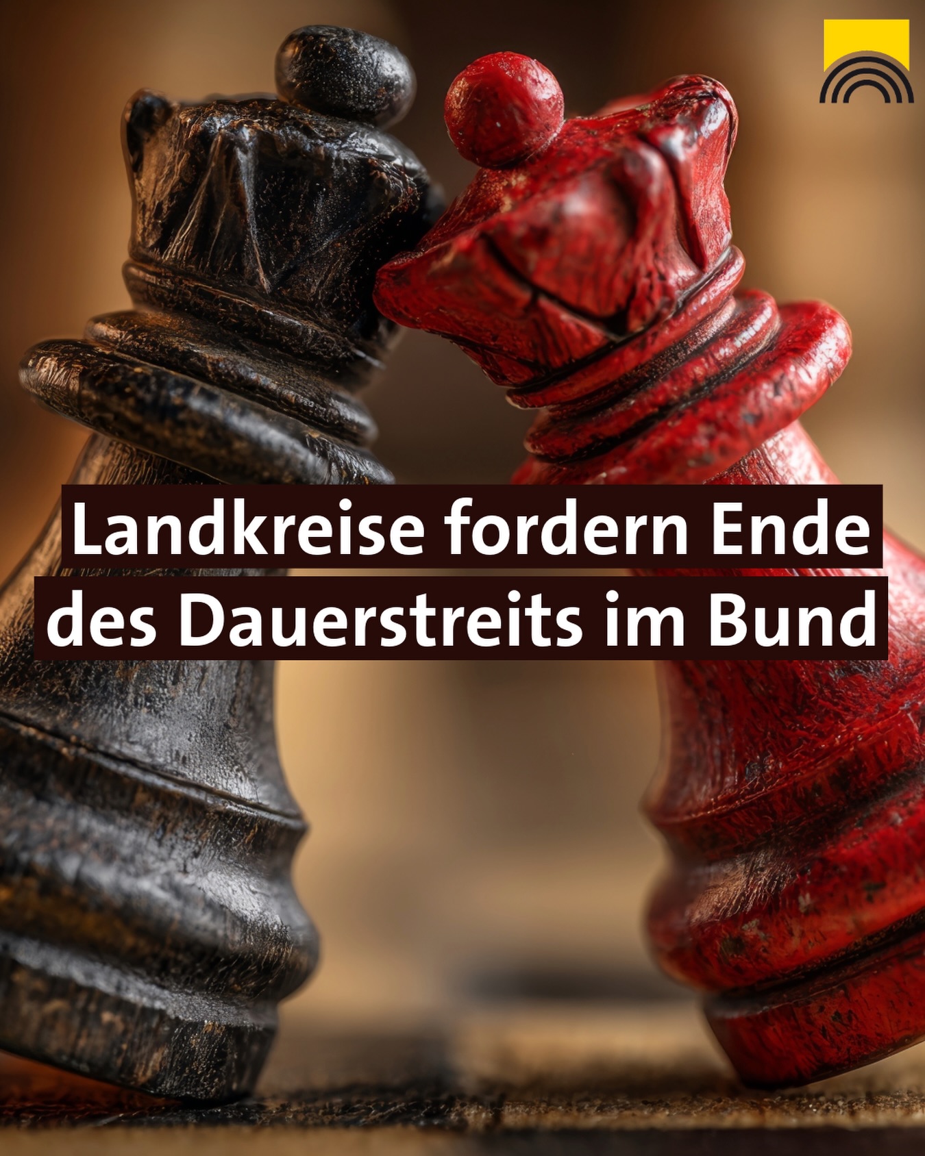 Dieser Alternativtext wurde KI-generiert: Ein Foto zeigt zwei Schachfiguren im Vordergrund, eine schwarz und eine rot. Im Hintergrund ist ein Text zu lesen, der Forderungen thematisiert.