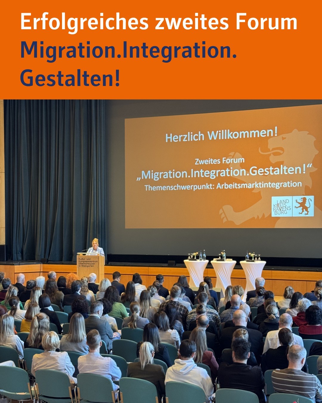 Zu sehen sind Menschen, die vor einer Bühne sitzen und einer Ansprache unserer Dezernentin Tina Schädler zuhören. Bildtext: Erfolgreiches zweites Forum Migration.Integration.
Gestalten!