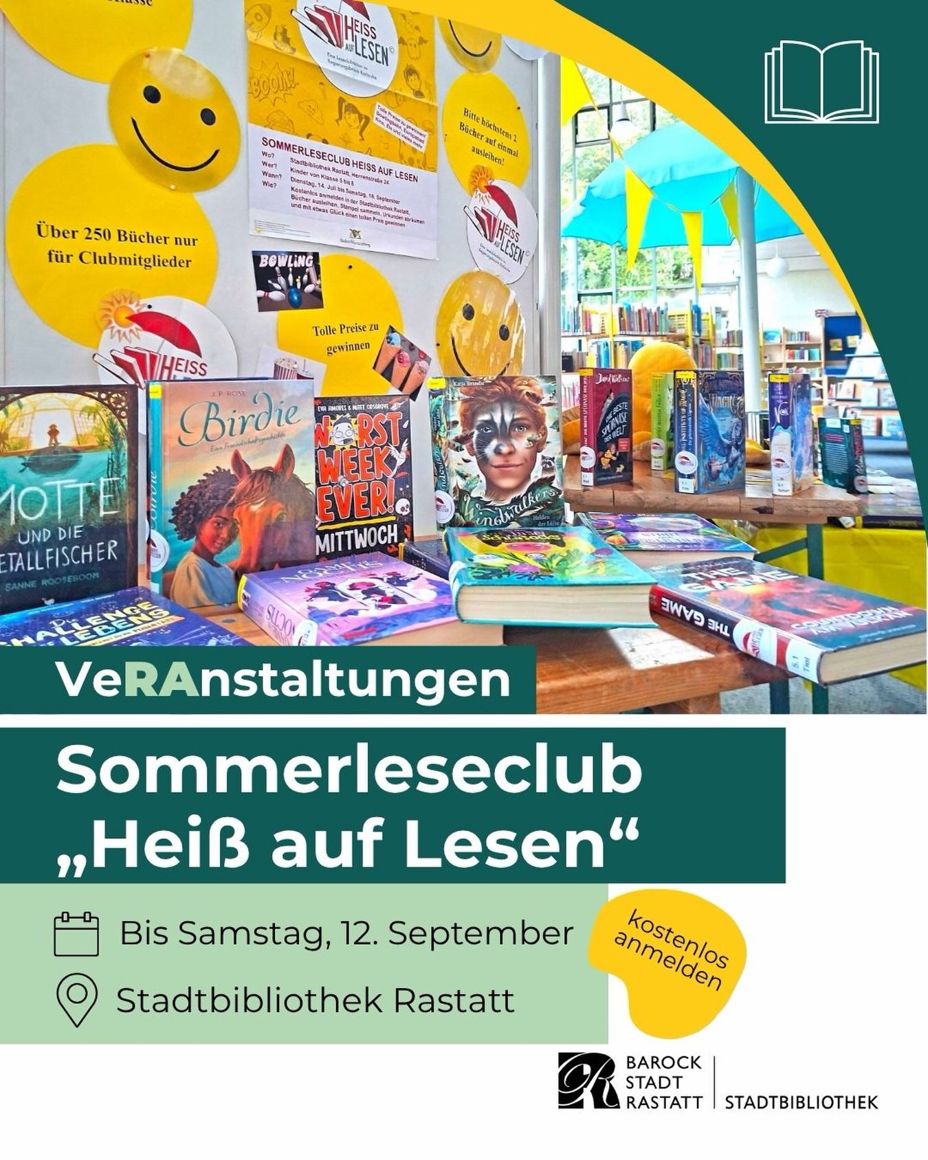 Bücher stehen auf einem Tisch vor einer Wand mit Plakaten und gelben Smiley-Gesichtern. Der Text lautet: VeRAnstaltungen Sommerleseclub „Heiß auf Lesen“. Darunter stehen die Angaben: Bis Samstag, 12. September, Stadtbibliothek Rastatt und ein gelbes Feld mit „kostenlos anmelden“, sowie das Logo der Stadtbibliothek Rastatt unten rechts. (KI-Alternativtext)