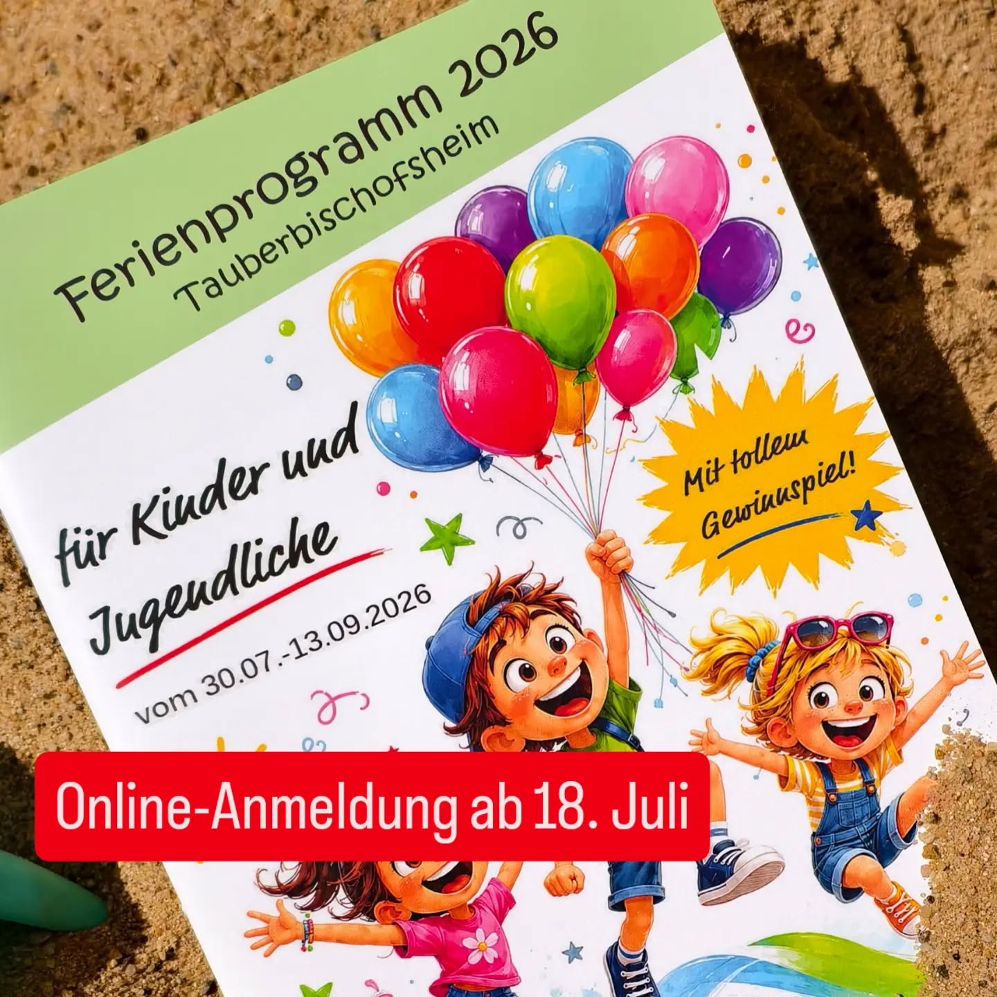 Flyer für das Ferienprogramm 2026 in Tauberbischofsheim für Kinder und Jugendliche vom 30.07. bis 13.09.2026. Die Illustration zeigt fröhliche Kinder mit bunten Luftballons. Ein gelber Stern bewirbt ein Gewinnspiel. Ein roter Balken unten informiert: Online-Anmeldung ab 18. Juli. (KI-Alternativtext)