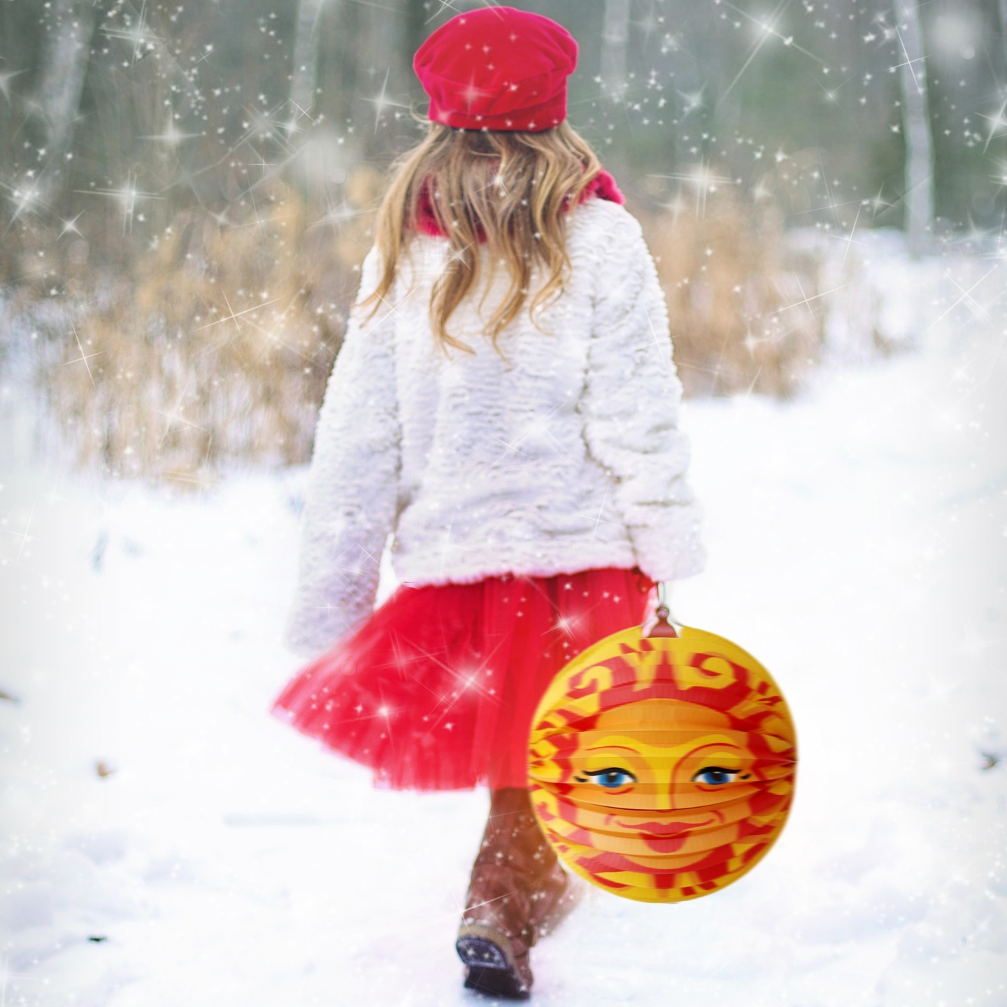Dieser Alternativtext wurde KI-generiert: Eine Person geht im Schnee davon und hält einen gelben, runden Dekorationsgegenstand mit einem Gesicht. Im Hintergrund ist eine winterliche Landschaft zu sehen.