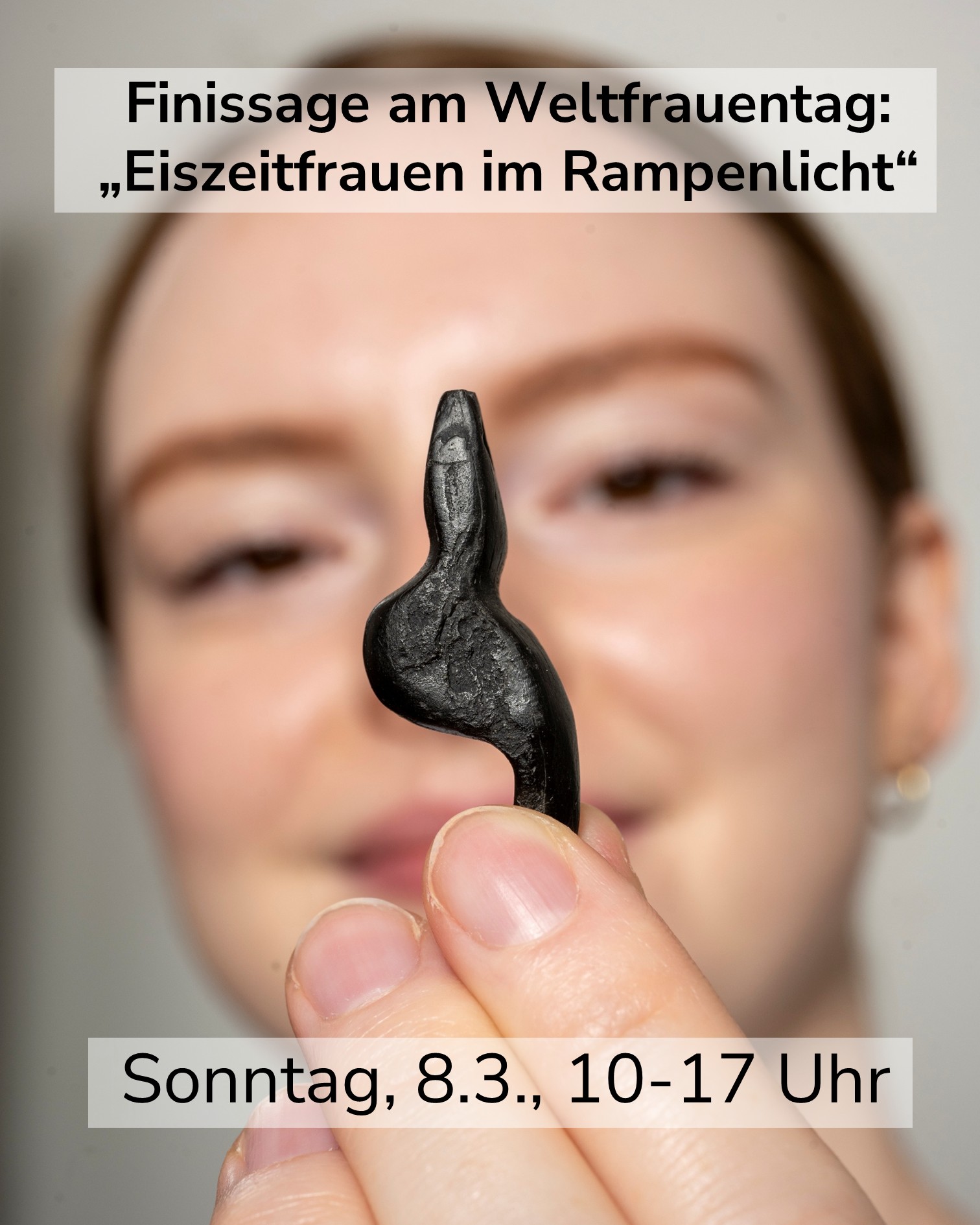 Dieser Alternativtext wurde KI-generiert: Schwarz-weißes Bild, das eine Hand zeigt, die ein kleines, dunkles Objekt hält. Im Hintergrund ist ein verschwommener Gesichtsausschnitt zu sehen.