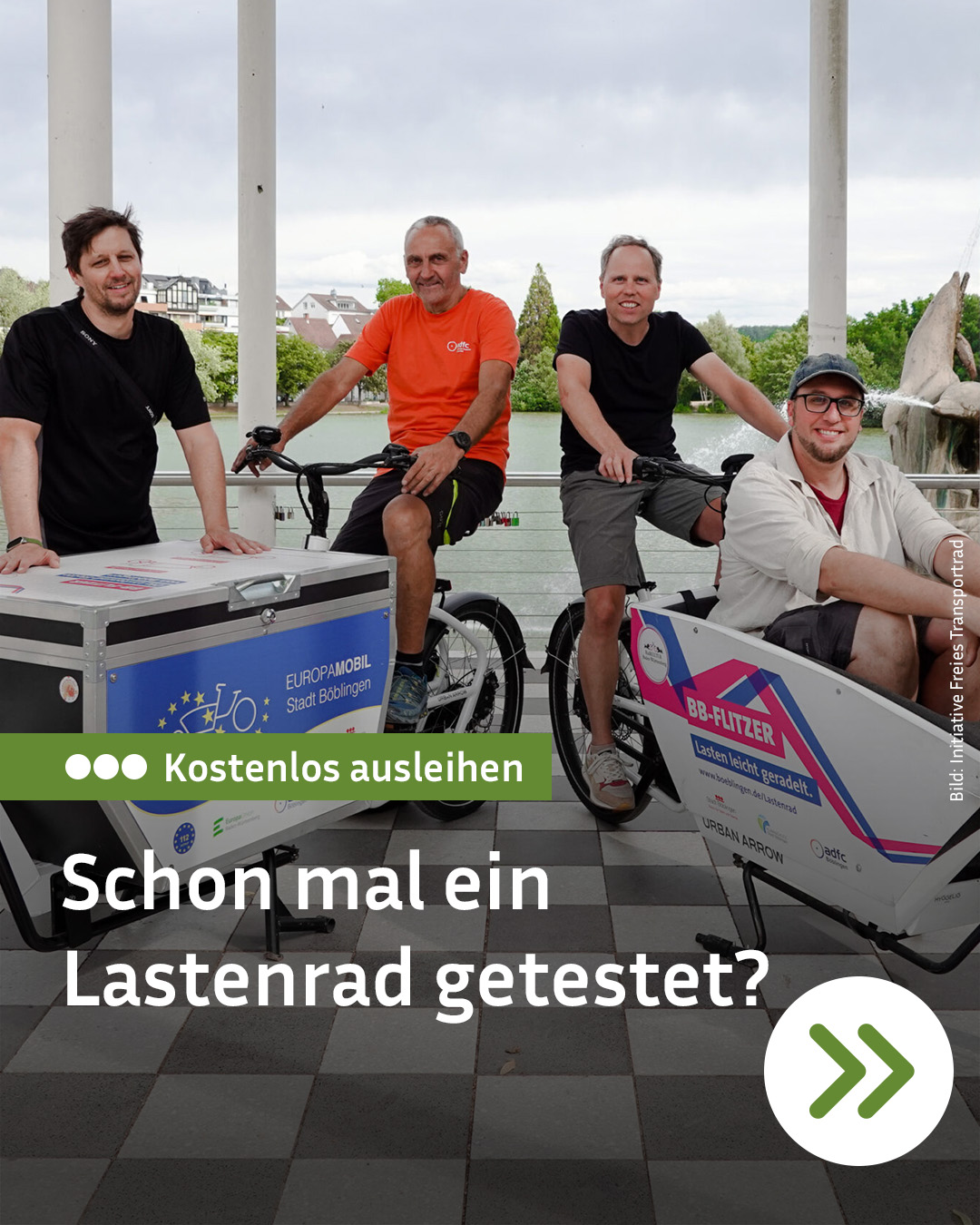 Vier Personen posieren mit zwei Lastenrädern im Freien. Ein grüner Balken enthält den Text „Kostenlos ausleihen“ und darunter steht in großer Schrift „Schon mal ein Lastenrad getestet?“. Auf den Koffern der Räder sind Logos und die Aufschrift „BB-FLITZER“ zu sehen. (KI-Alternativtext)