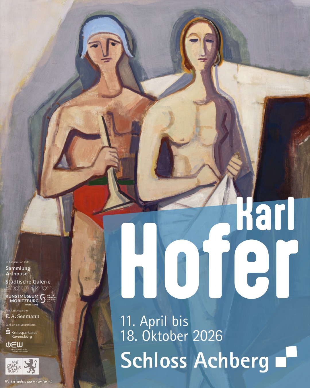 Zwei stilisierte, oberkörperfreie Figuren mit Kopfbedeckungen, eine hält ein Musikinstrument. Überlagert ist ein blauer Balken mit dem Text „Karl Hofer, 11. April bis 18. Oktober 2026, Schloss Achberg“ sowie Logos und Kooperationshinweise links. (KI-Alternativtext)
