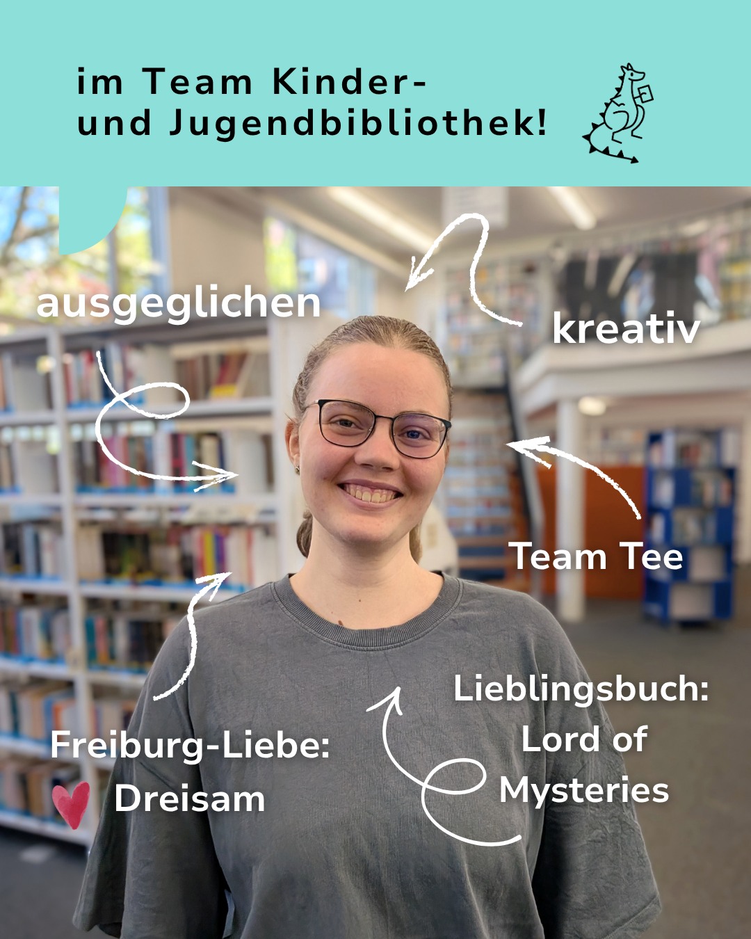 Person in grauem T-Shirt und Brille steht vor Bücherregalen. Oben steht der Text „im Team Kinder- und Jugendbibliothek!“. Weiße Pfeile verweisen auf die Person mit den Beschriftungen „ausgeglichen“, „kreativ“, „Team Tee“, „Freiburg-Liebe: Dreisam“ und „Lieblingsbuch: Lord of Mysteries“. (KI-Alternativtext)