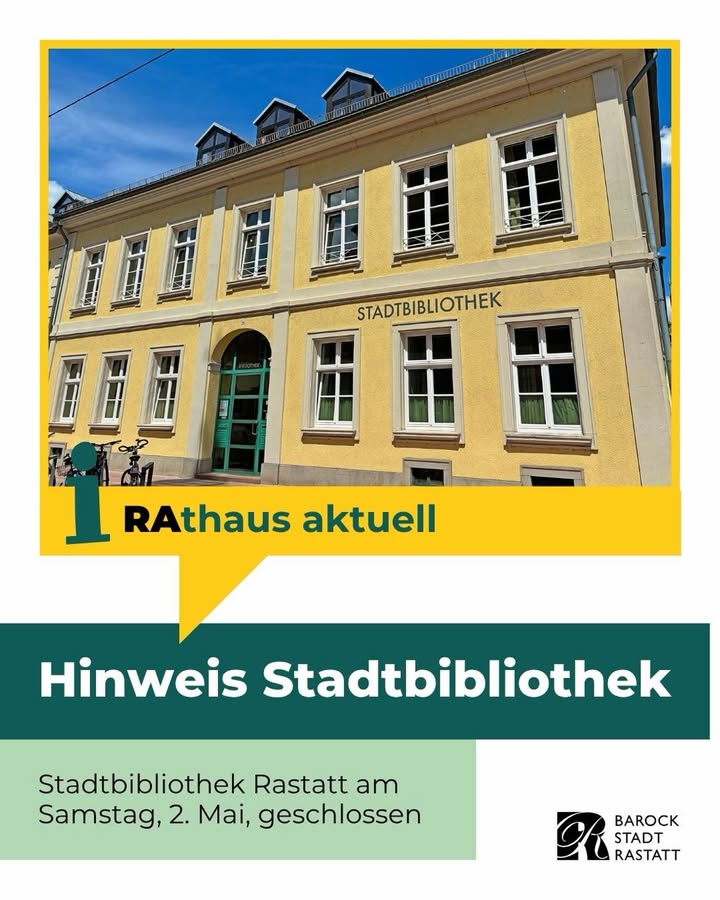 Dieser Alternativtext wurde KI-generiert: Ein helles Gebäude mit mehreren Fenstern und einem Schild vor der Tür. Darunter befindet sich ein farbiges Hinweisschild mit Text und einem Wappen.