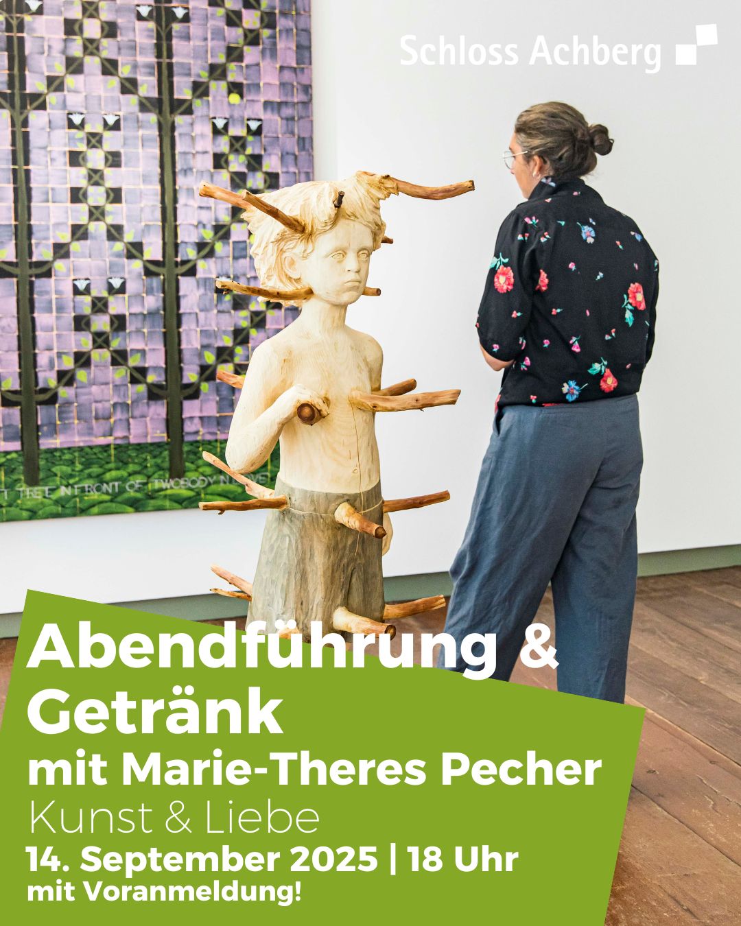 Dieser Alternativtext wurde KI-generiert: Ein Schwarz-Weiß-Foto einer Skulptur, die eine menschliche Figur darstellt, vor einer farbigen Wand. Im Vordergrund ist ein grüner Banner mit Text zu sehen.