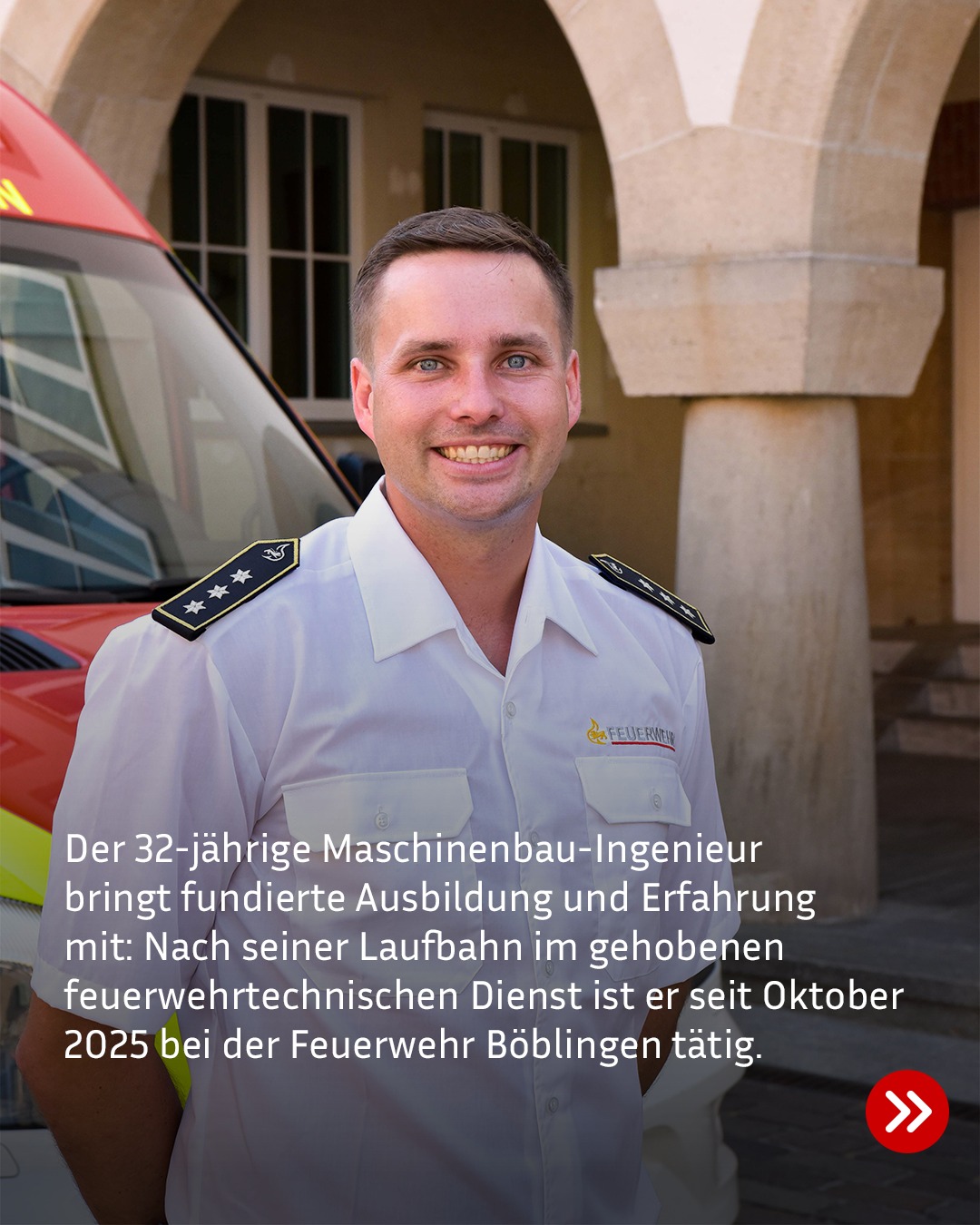 Eine lächelnde Person in weißer Feuerwehruniform mit drei Sternen auf den Schulterklappen steht vor einem roten Einsatzfahrzeug und einem Gebäude mit Steinbögen. Der eingeblendete Text beschreibt die Person als 32-jährigen Maschinenbau-Ingenieur, der seit Oktober 2025 bei der Feuerwehr Böblingen tätig ist. (KI-Alternativtext)