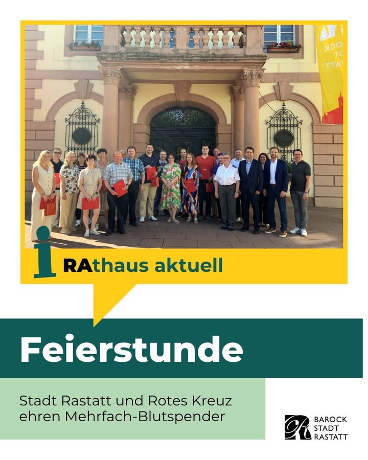 Gruppe von Menschen vor einem Rathaus, einige halten rote Urkunden. Darunter Text: „Rathaus aktuell – Feierstunde: Stadt Rastatt und Rotes Kreuz ehren Mehrfach-Blutspender“. Rechts unten Logo „Barock Stadt Rastatt“. (KI-Alternativtext)