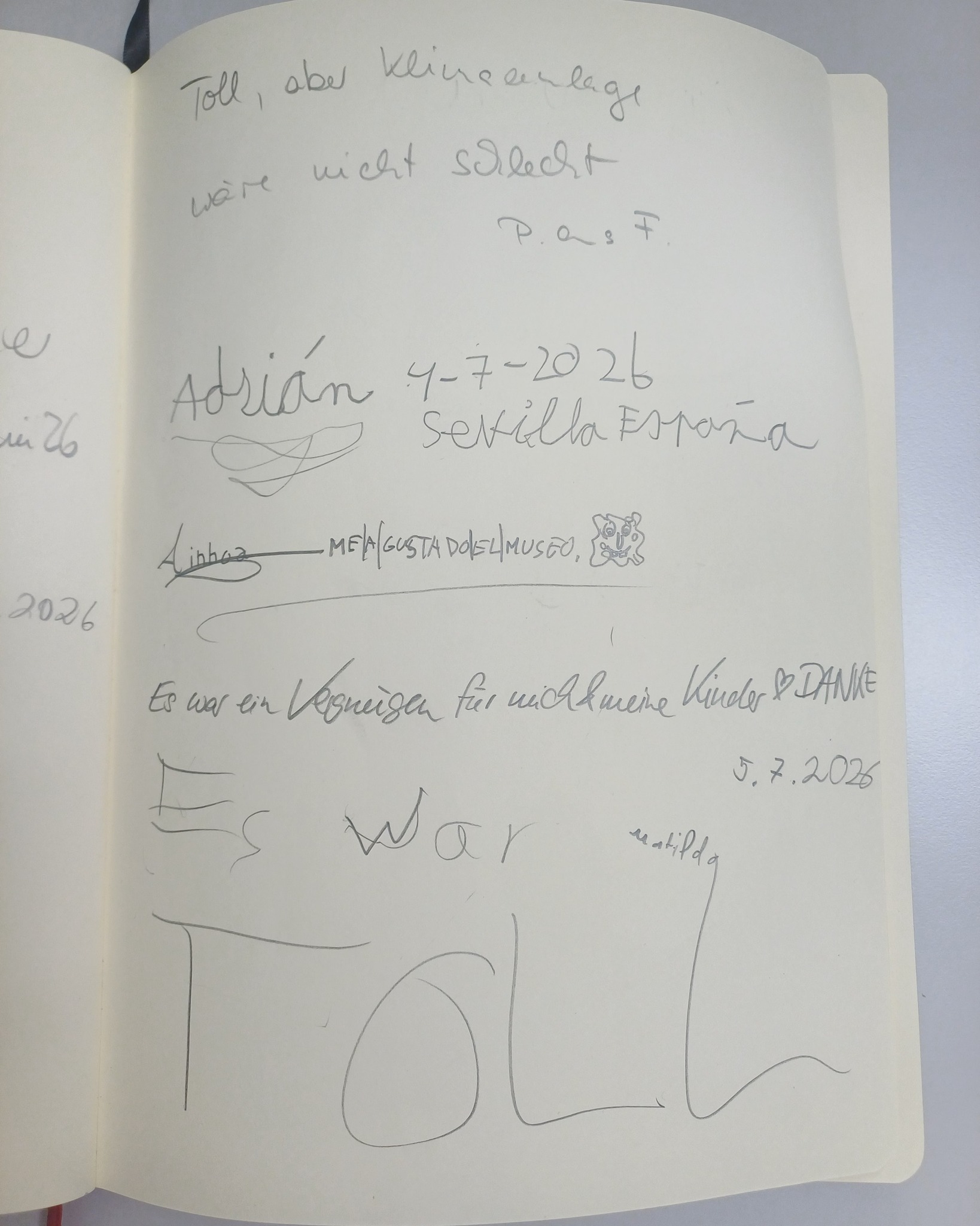 Ein Gästebuchblatt mit mehreren handschriftlichen Einträgen. Oben steht: "Toll, aber kleine einlage wäre nicht schlecht P. a. F.". Darunter folgen die Notizen "Adrián 4-7-2026 Sevilla España" und "Linhaoz -> ME GUSTA DOBLE MUSGO," mit einer kleinen Zeichnung. Weiter unten heißt es: "Es war ein Vergnügen für mich & meine Kinder DANKE 5.7.2026". Am unteren Rand ist groß "Es war matilda TOLL" geschrieben. (KI-Alternativtext)