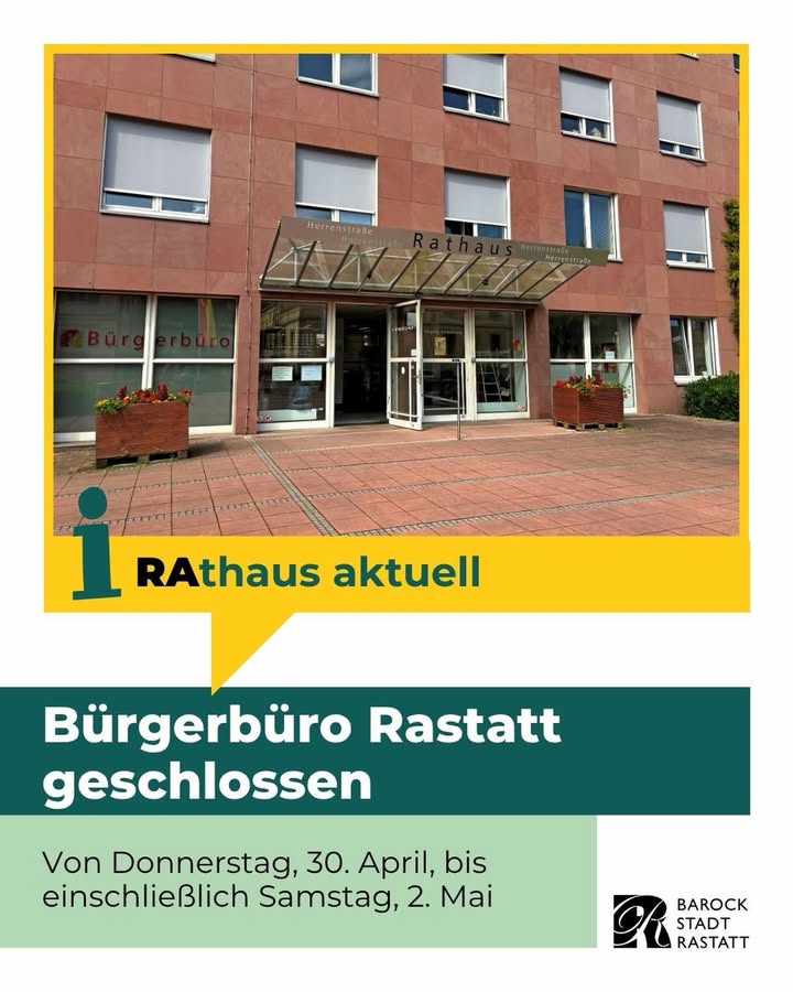 Dieser Alternativtext wurde KI-generiert: Ein mehrstöckiges Gebäude mit großen Fenstern und einem Eingangsbereich. Ein Schild am Gebäude kündigt eine vorübergehende Schließung eines Bürgerbüros an.