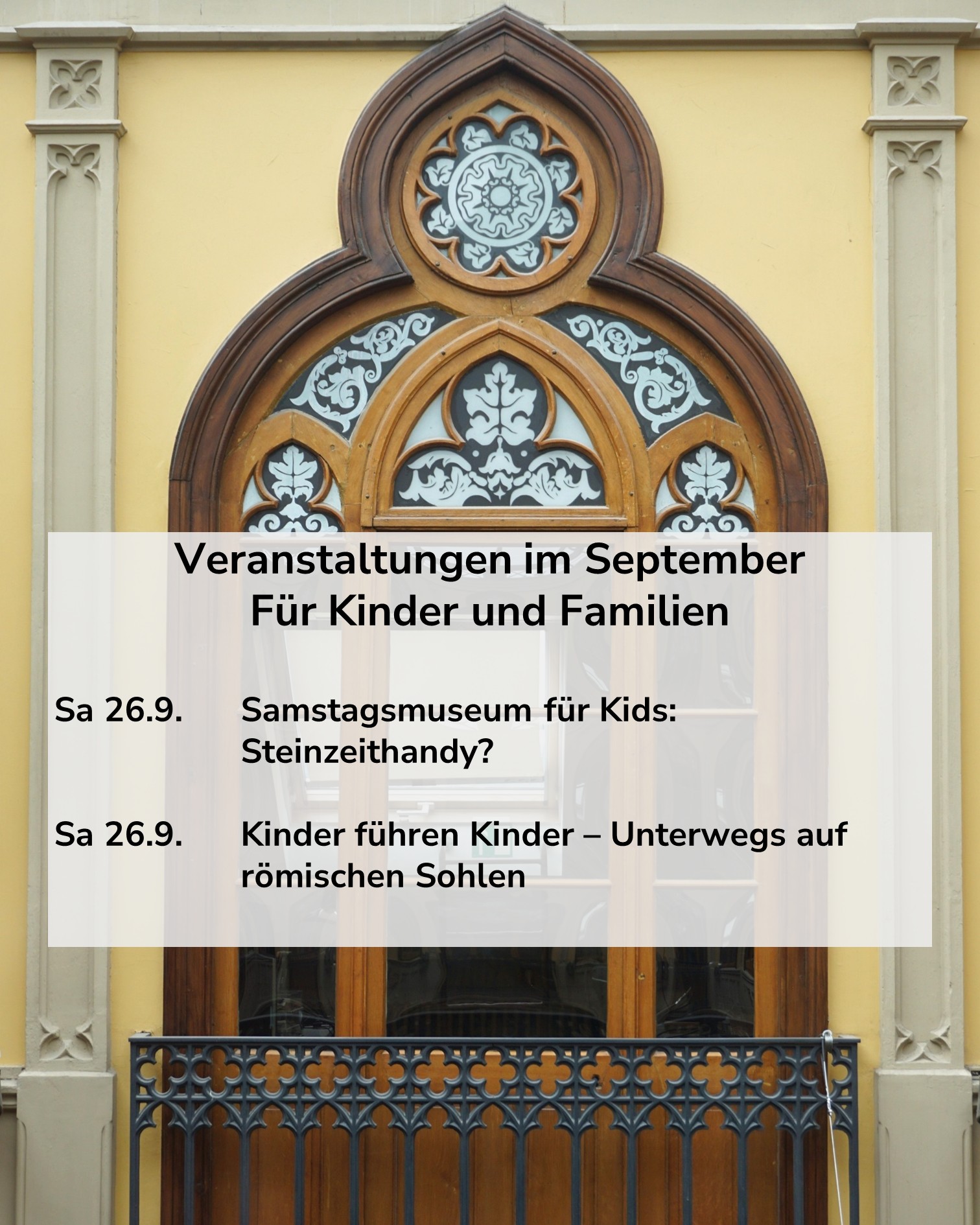 Gelbe Fassade mit einem großen, verzierten Bogenfenster. Ein Textfeld listet Veranstaltungen im September für Kinder und Familien auf: Am Samstag, den 26.9., finden das Samstagsmuseum für Kids mit dem Thema Steinzeit handy? sowie die Führung Kinder führen Kinder – Unterwegs auf römischen Sohlen statt. (KI-Alternativtext)
