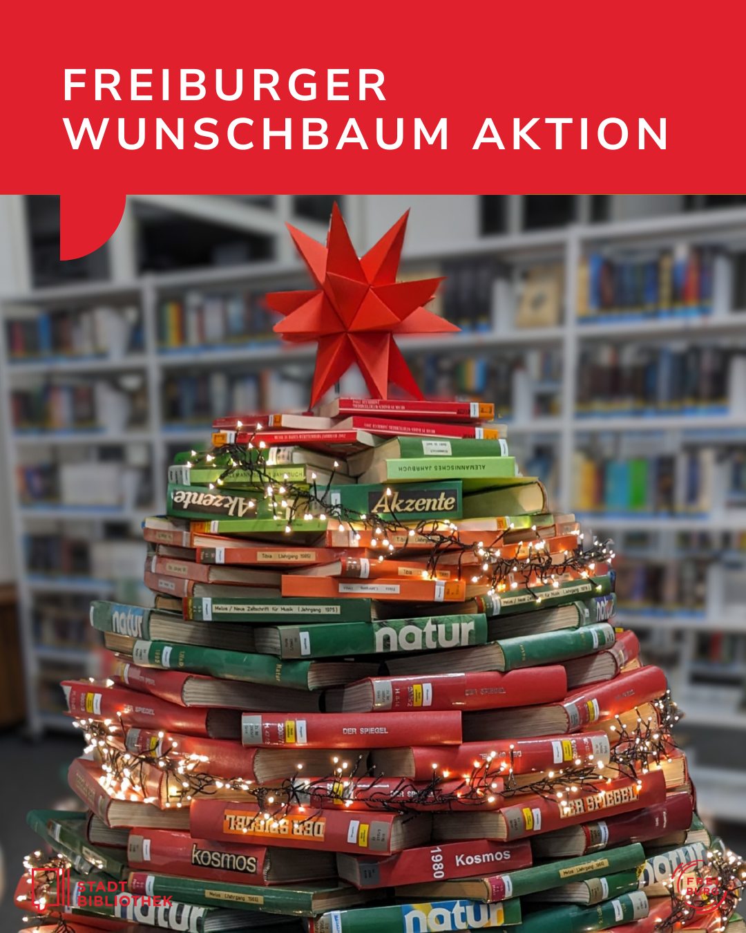 Dieser Alternativtext wurde KI-generiert: Ein Weihnachtsbaum aus gestapelten Büchern ist mit Lichtern und einem roten Stern geschmückt. Im Hintergrund ist eine Bibliothek zu sehen.