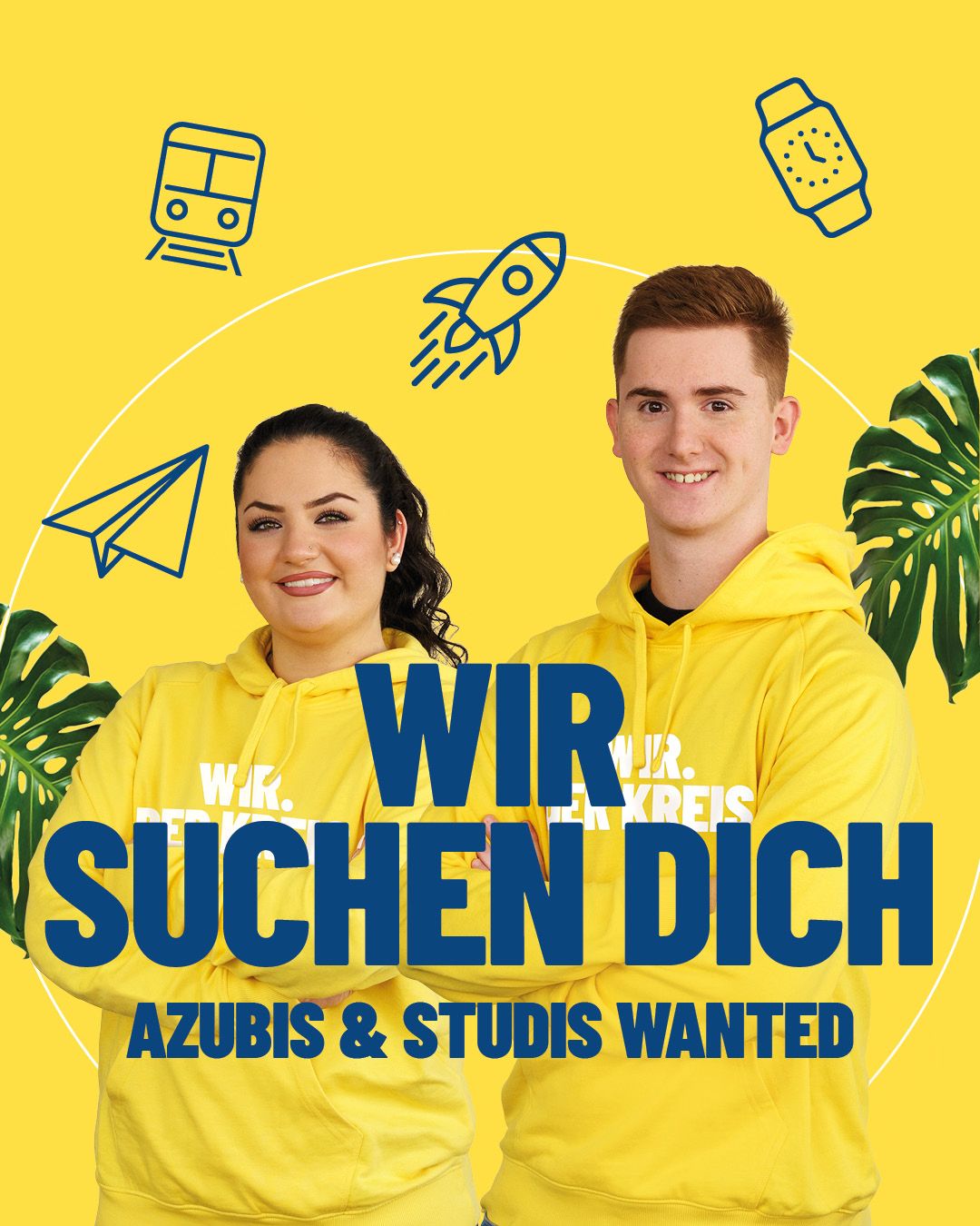 Zwei Personen in gelben Hoodies lächeln vor einem gelben Hintergrund, umgeben von grünen Blättern und blauen Icons wie einer Rakete, einem Zug und einer Uhr. Großer blauer Text überlagert die Personen mit der Aufschrift "WIR SUCHEN DICH" und darunter "AZUBIS & STUDIS WANTED". (KI-Alternativtext)