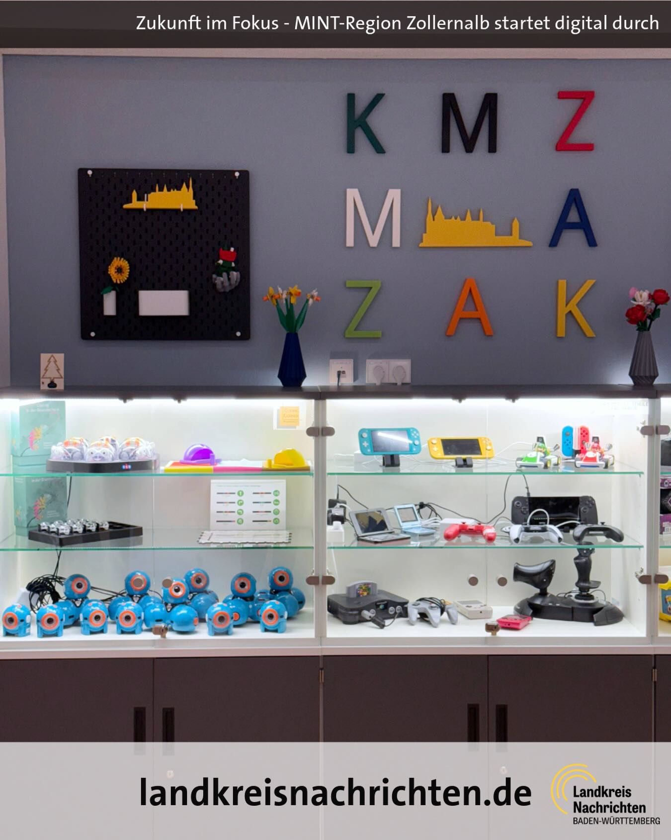 Dieser Alternativtext wurde KI-generiert: Eine Anordnung von digitalen Geräten und Dekorationen steht auf einem Regal und einer Kommode. Im Vordergrund befindet sich eine Konsole mit Controllern, während im Hintergrund kleinere Geräte und bunte Objekte zu sehen sind.