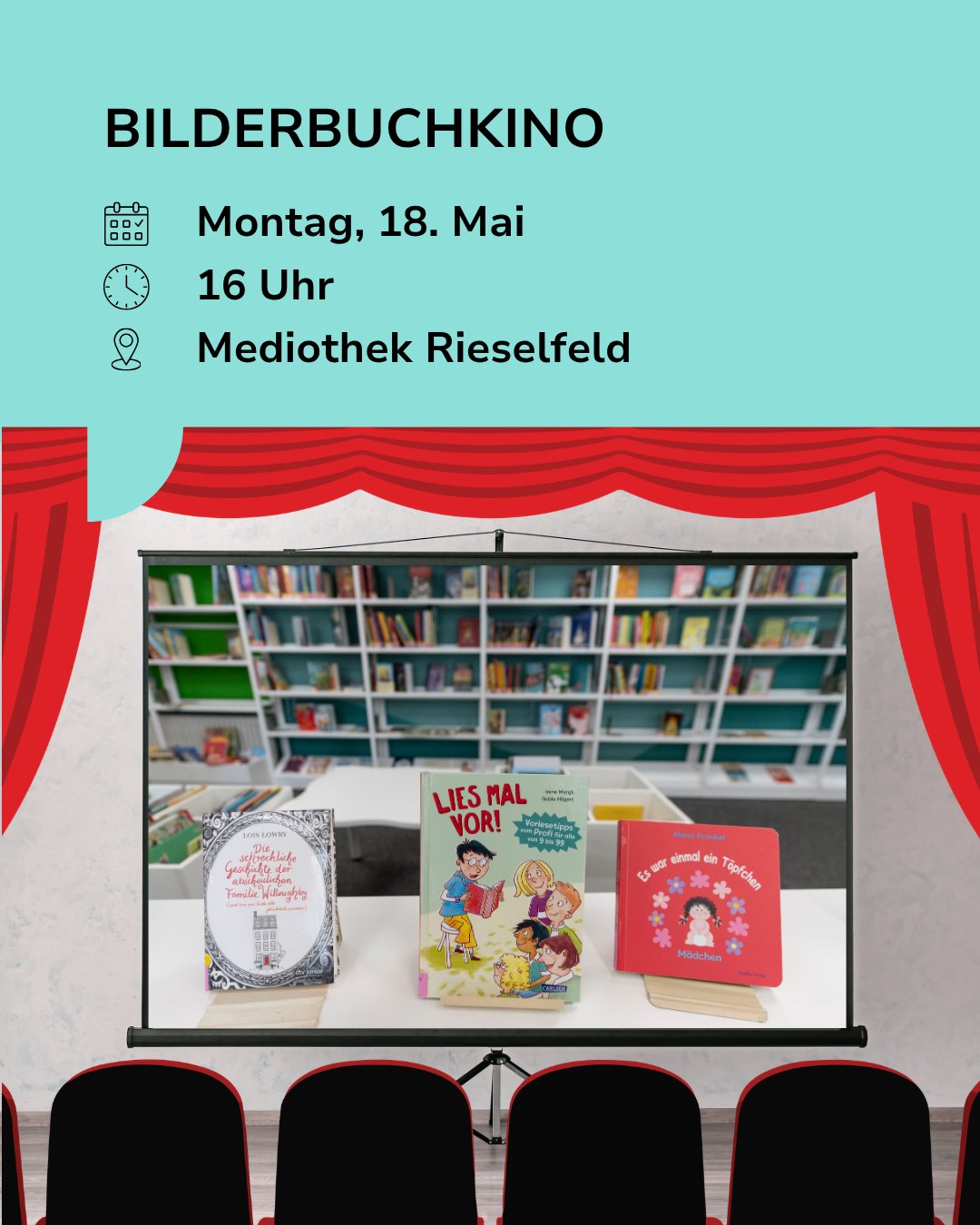 Bilderbuchkino am Montag, 18. Mai, 16 Uhr in der Mediothek Rieselfeld. Drei Kinderbücher stehen auf einem Tisch vor einem Leinwandbild mit Bücherregalen, umgeben von roten Theatervorhängen und Zuschauerstühlen. (KI-Alternativtext)