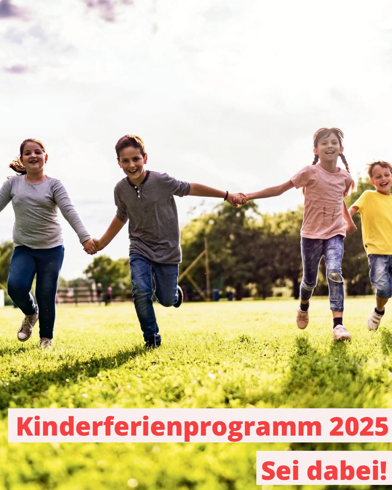 Auf dem Bild rennen einige Individuen händchenhaltend auf einer Wiese. Es scheint eine fröhliche und unbeschwerte Szene zu sein.